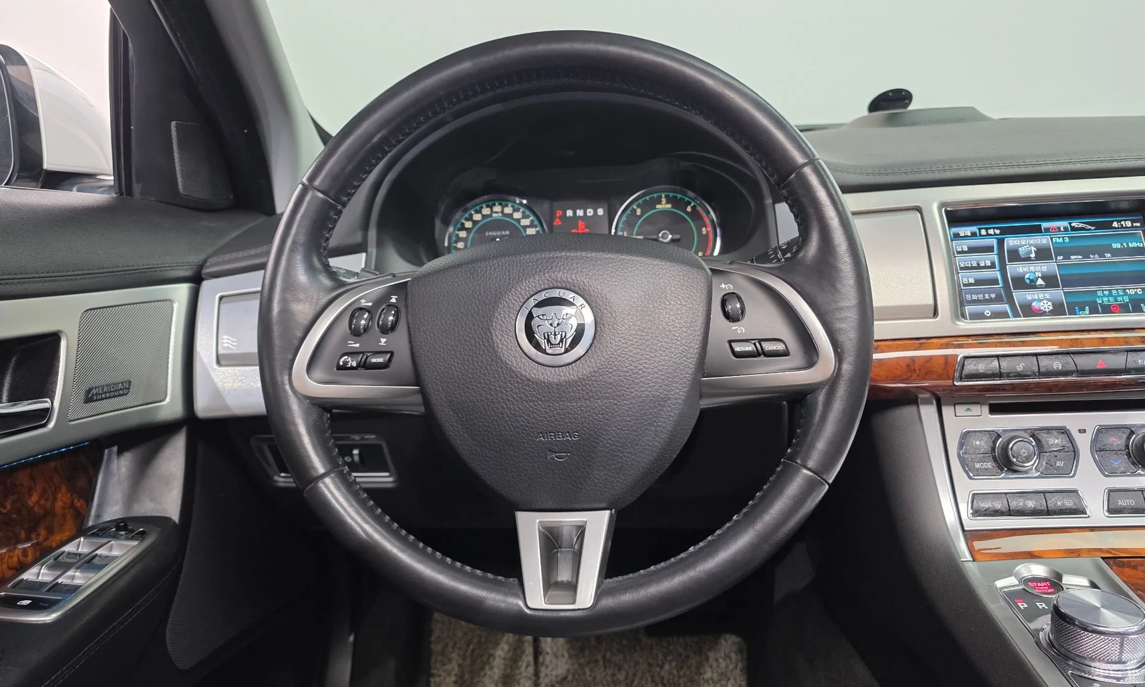 Jaguar New XF превью 15