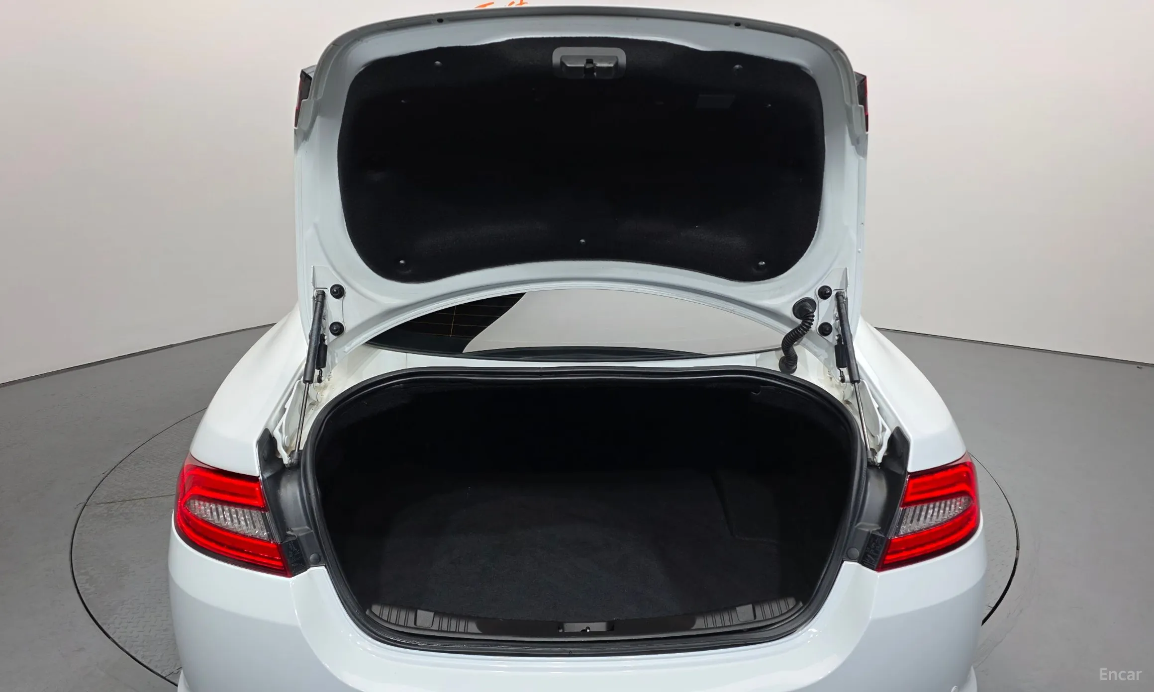 Jaguar New XF превью 20