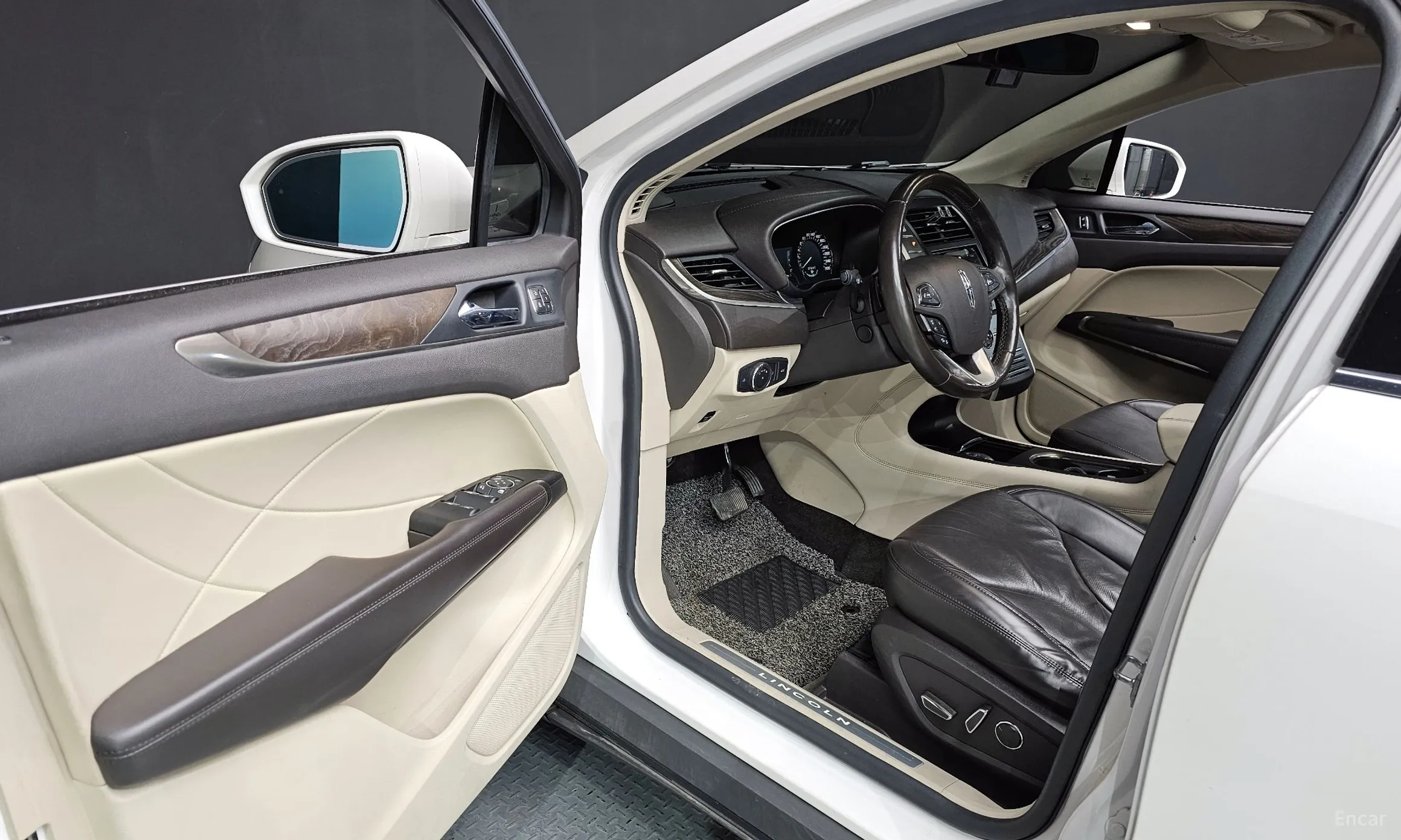 Lincoln MKC превью 10