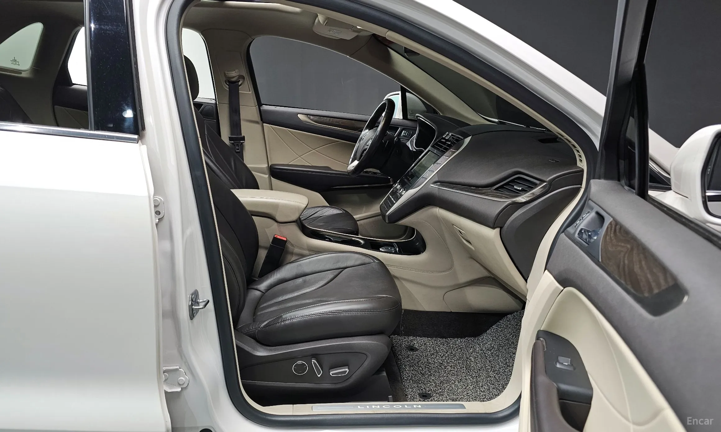 Lincoln MKC превью 11