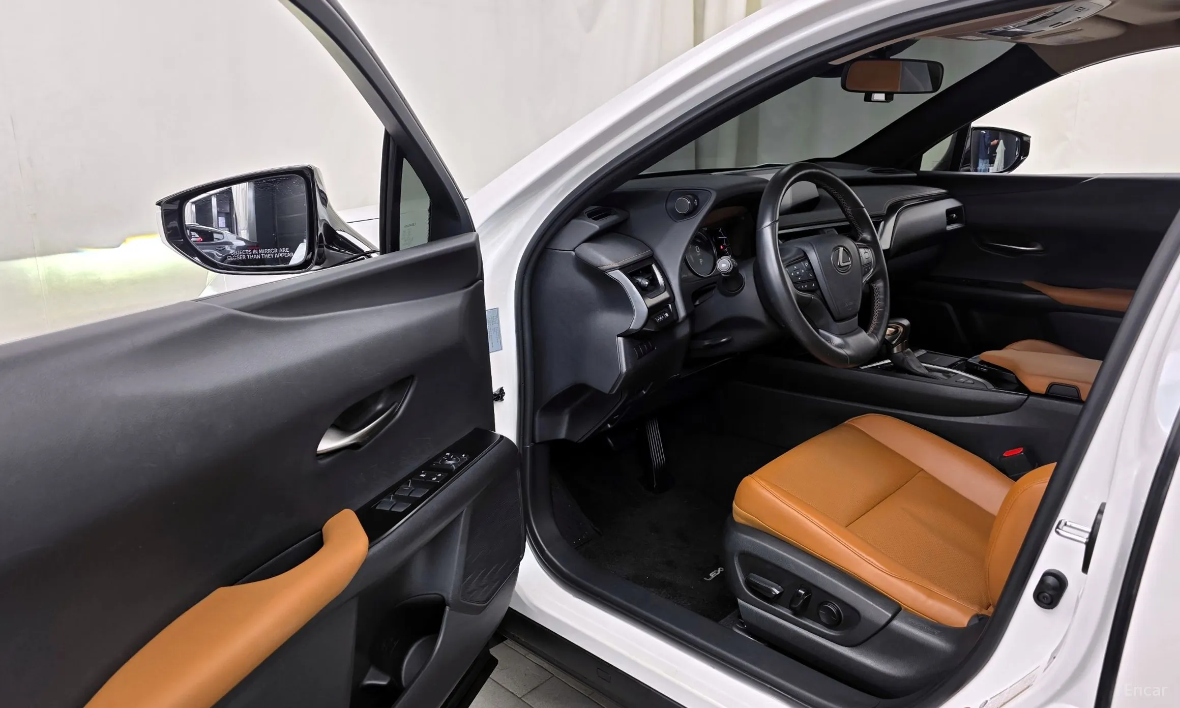 Lexus UX250h превью 10