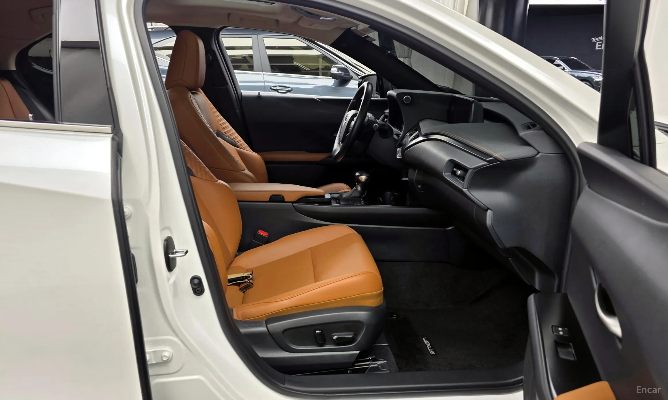 Lexus UX250h превью 11