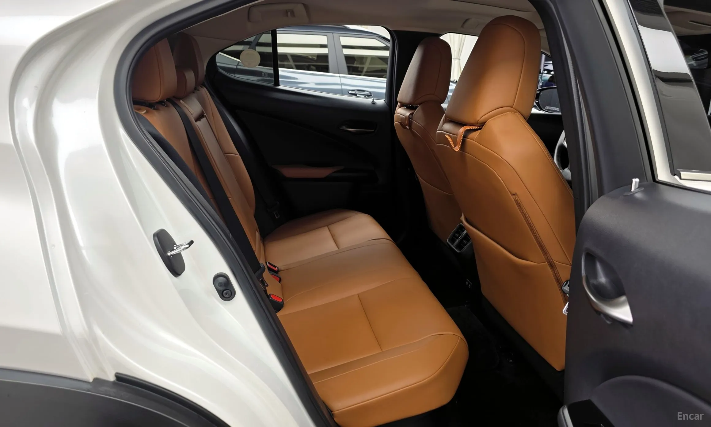 Lexus UX250h превью 12