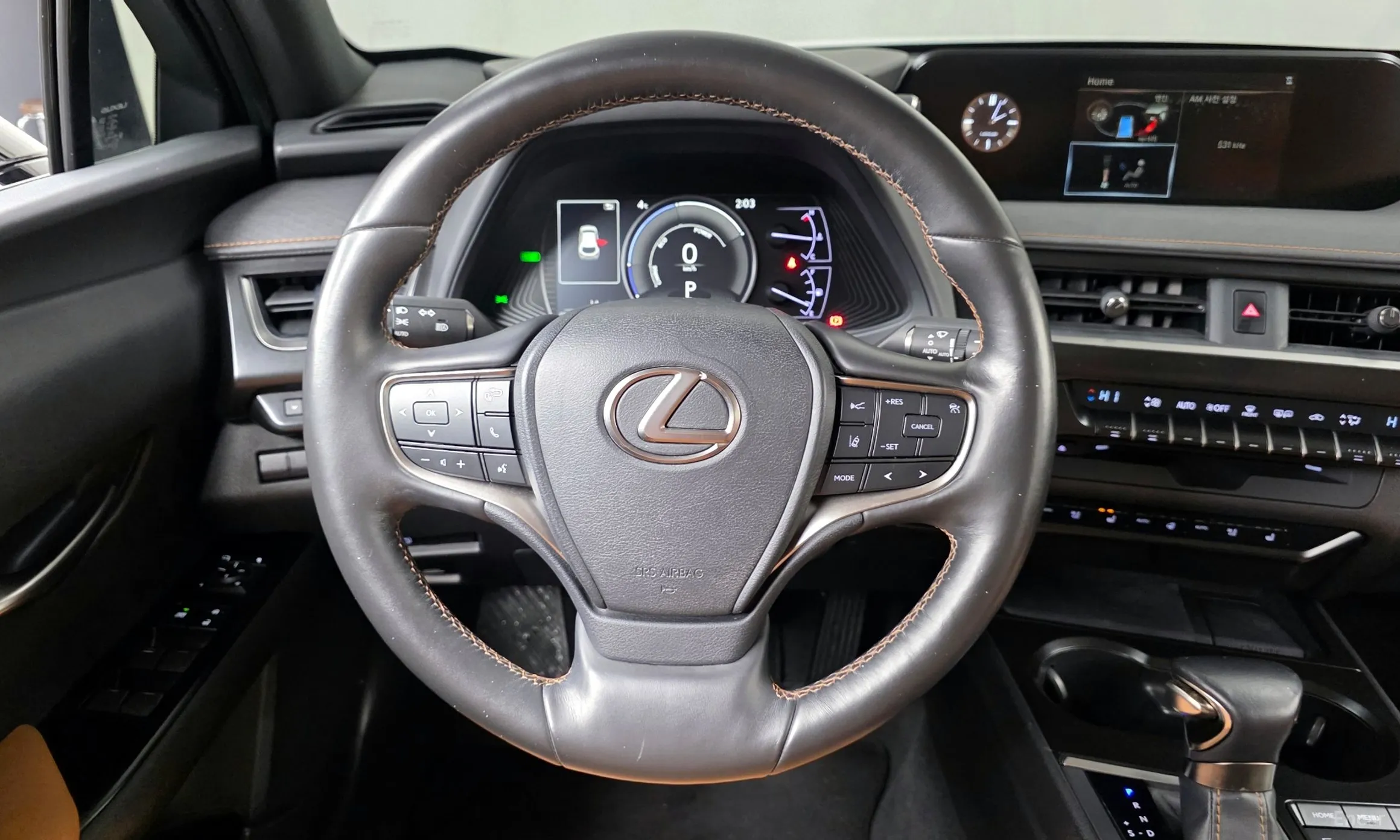 Lexus UX250h превью 13