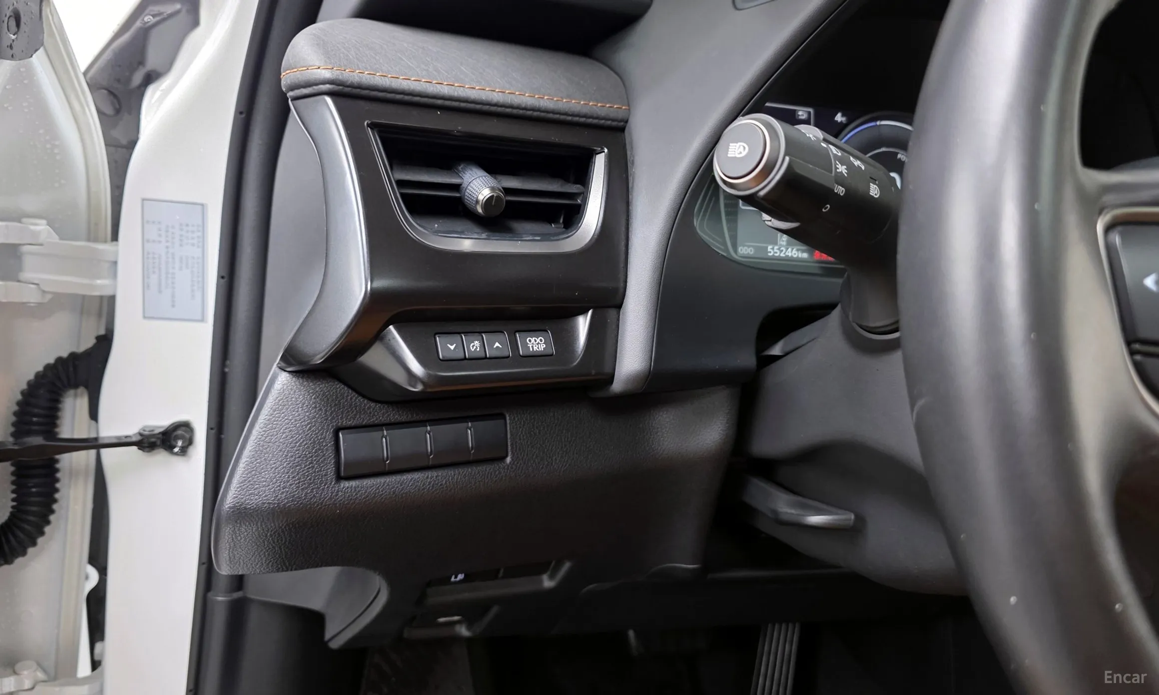 Lexus UX250h превью 16