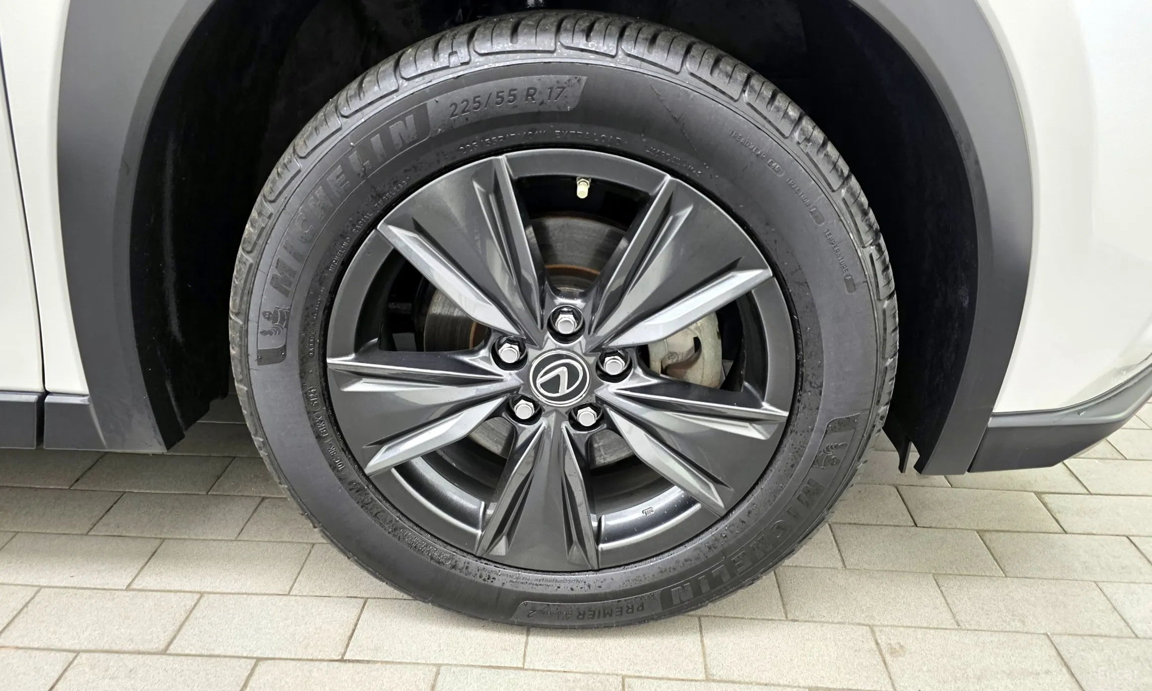 Lexus UX250h превью 5