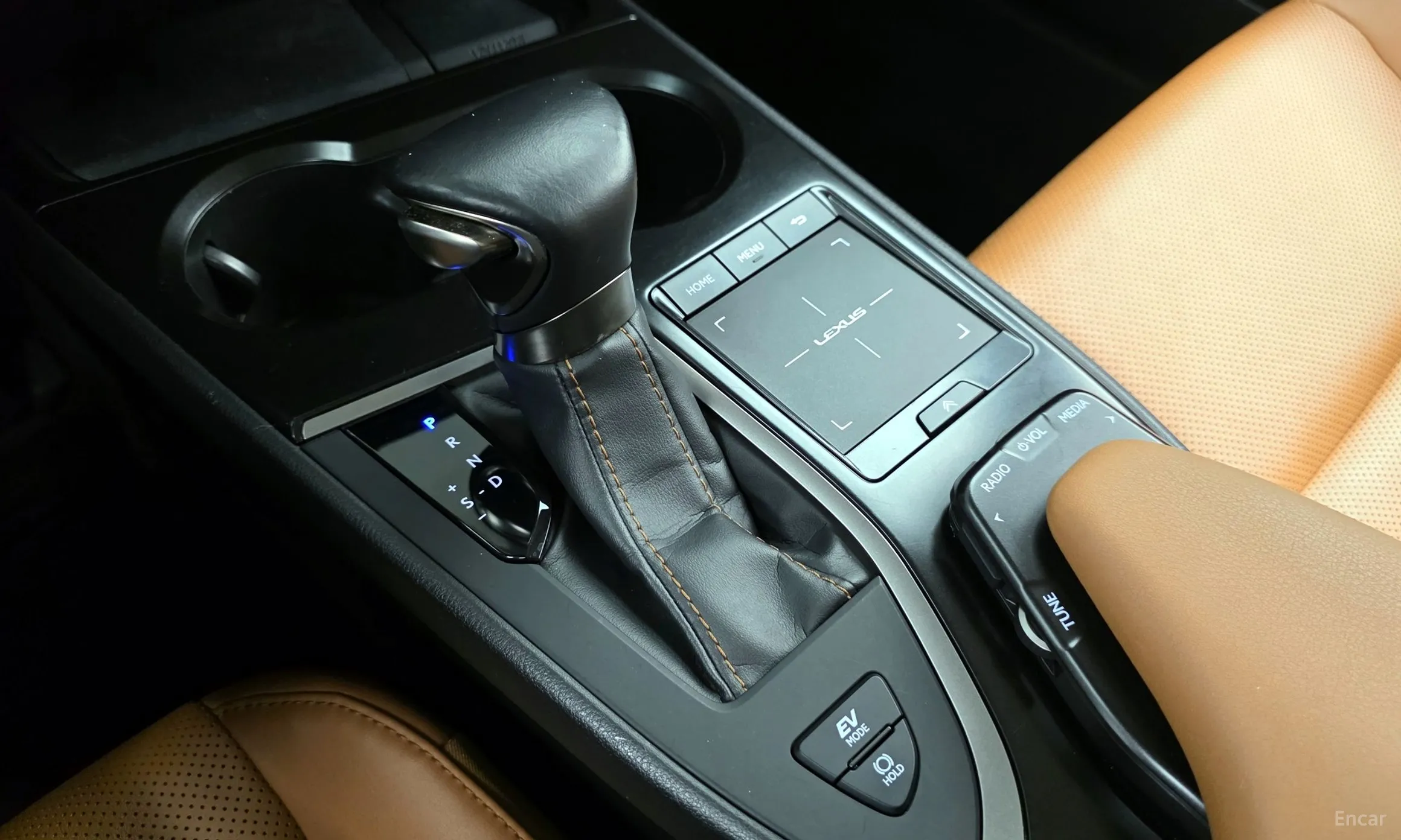 Lexus UX250h превью 9
