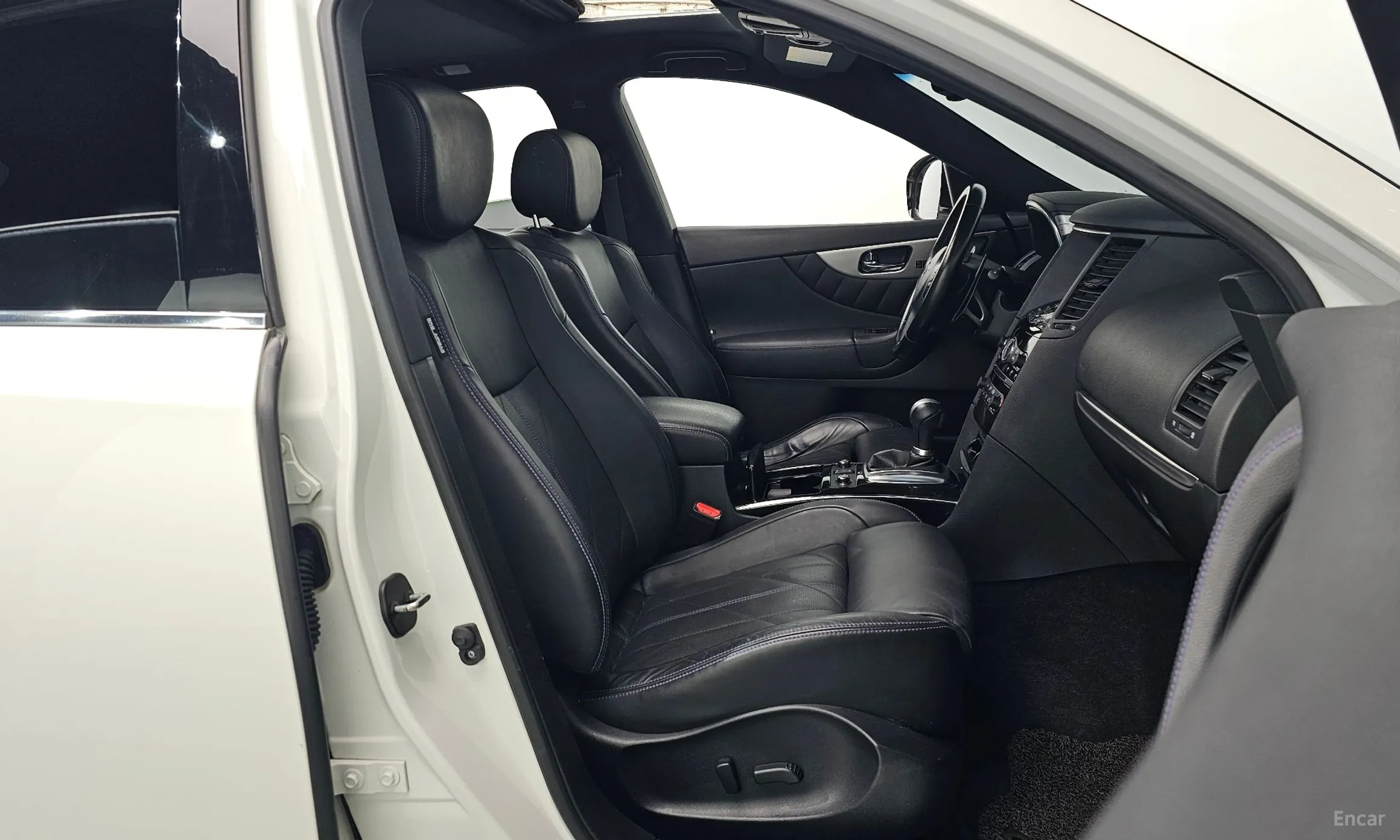 Infiniti QX70 превью 10