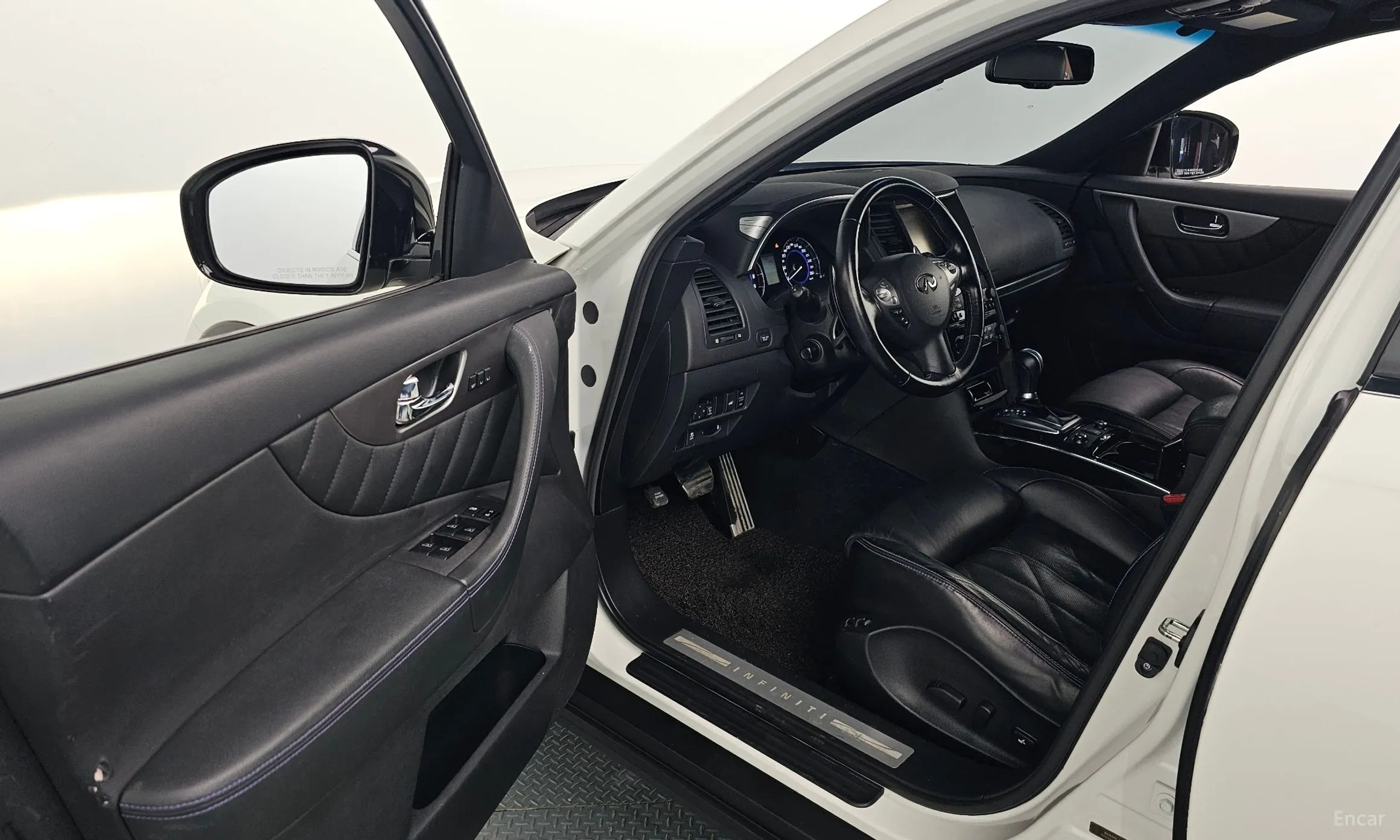 Infiniti QX70 превью 11
