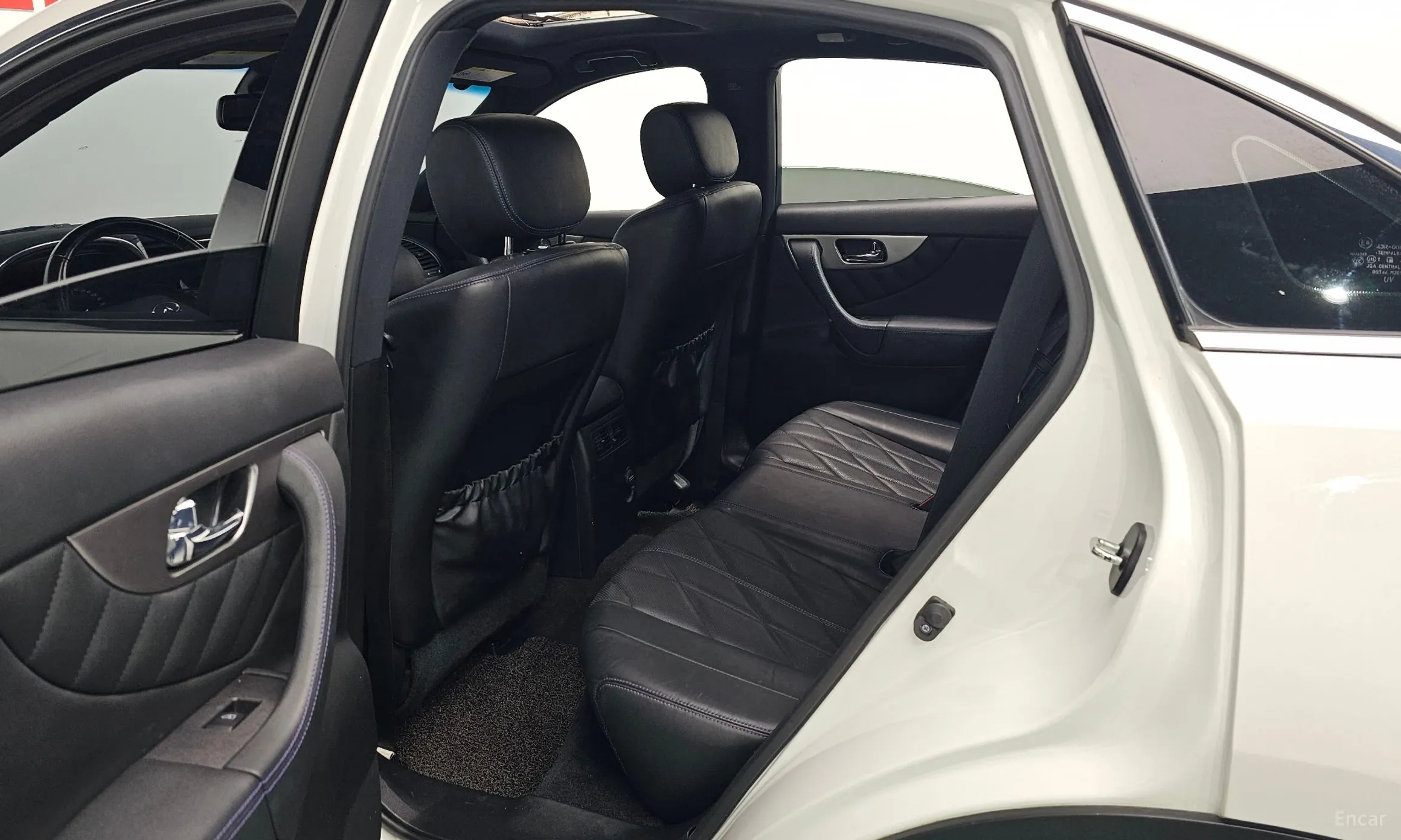 Infiniti QX70 превью 12