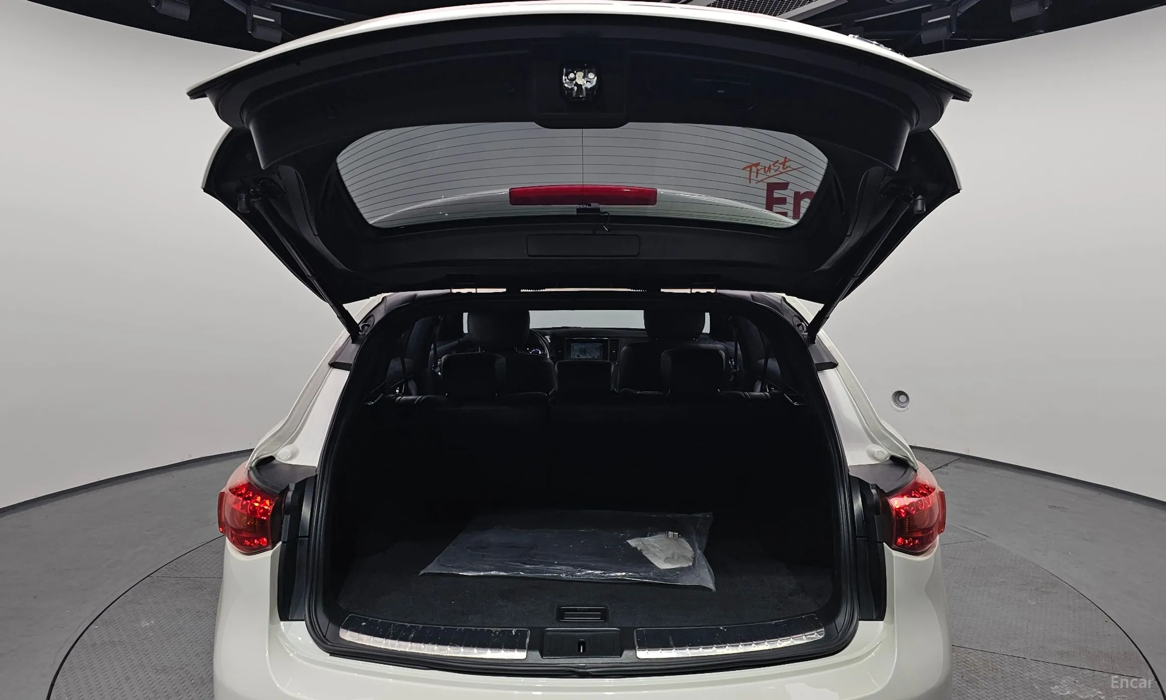Infiniti QX70 превью 20