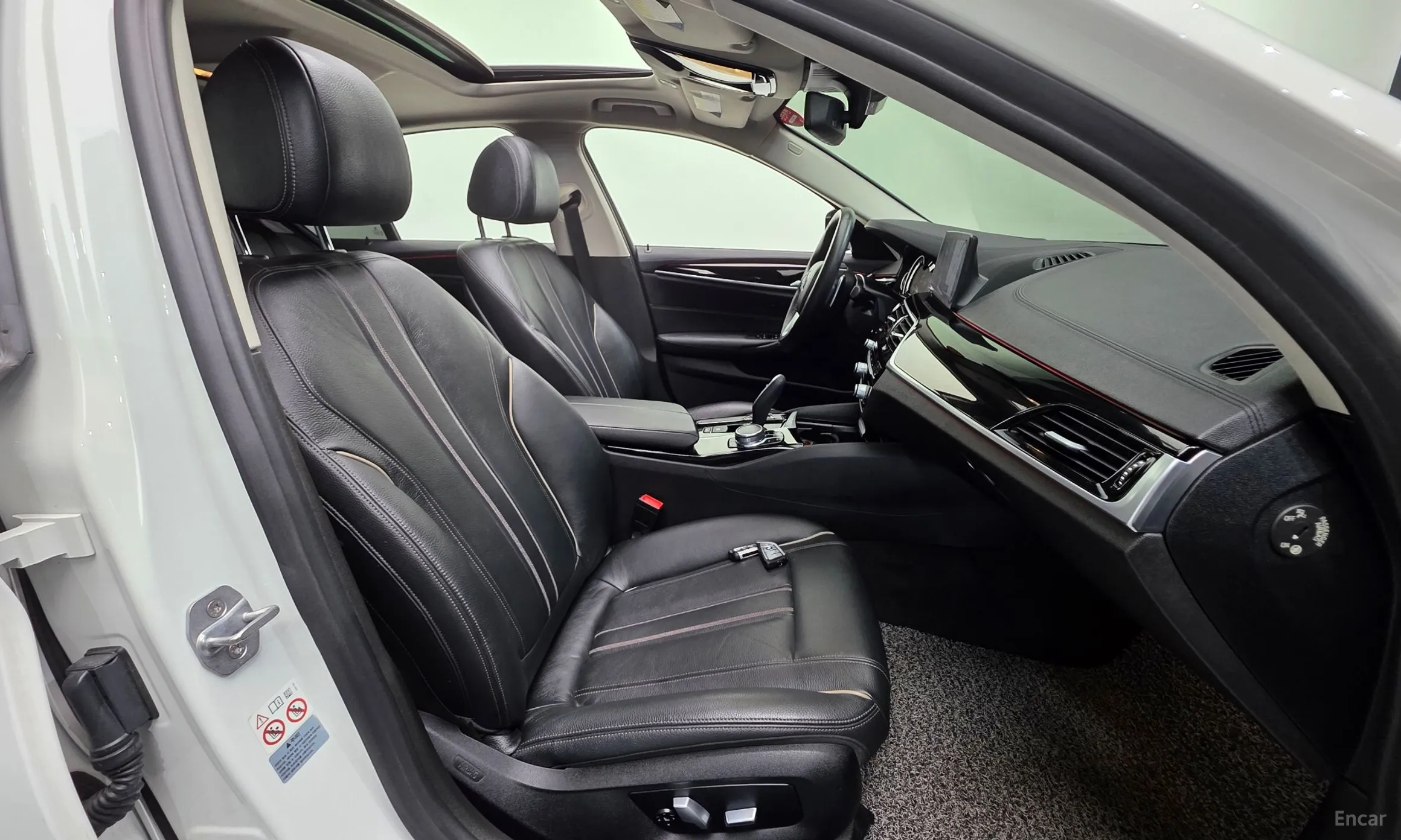 BMW 5 Series (G30) превью 10