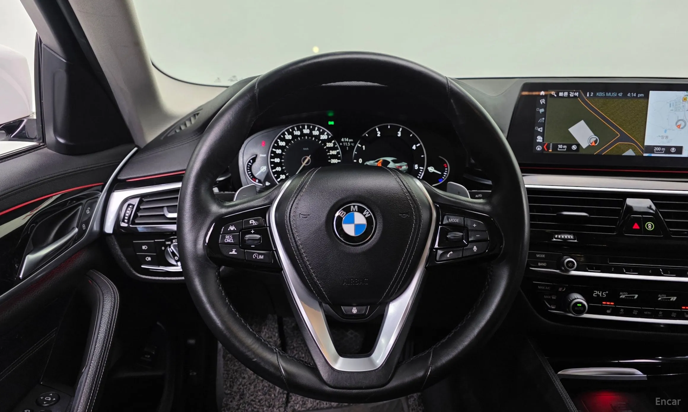 BMW 5 Series (G30) превью 15