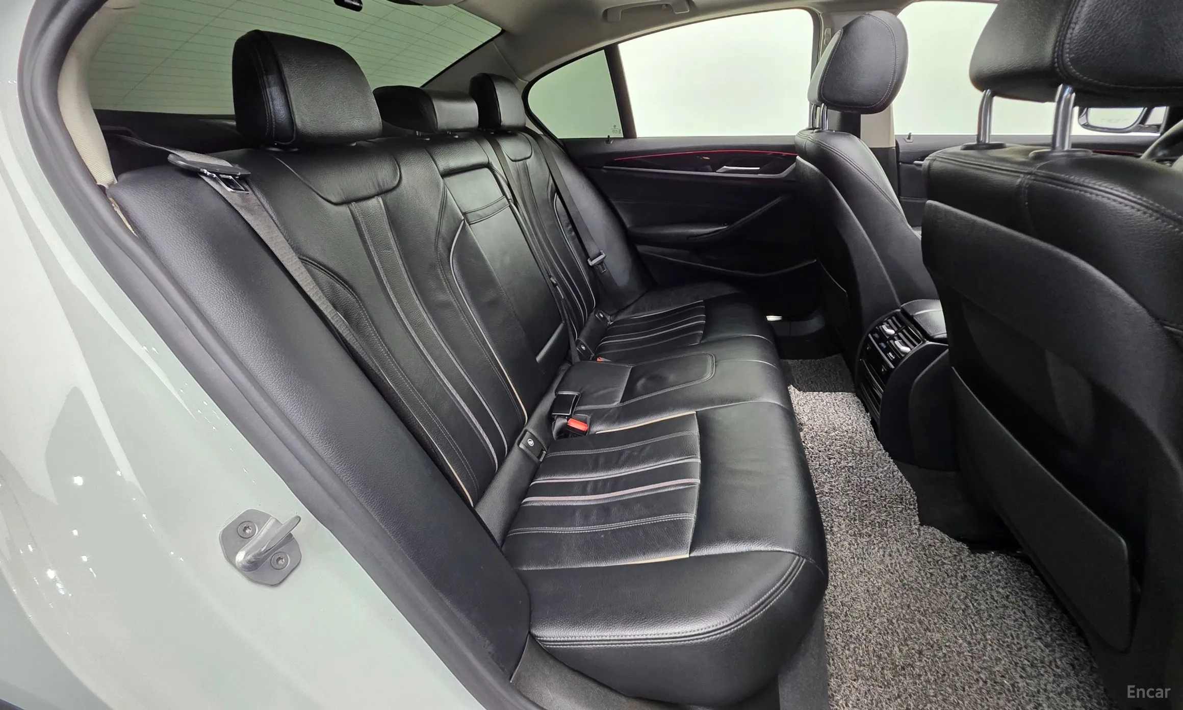 BMW 5 Series (G30) превью 19