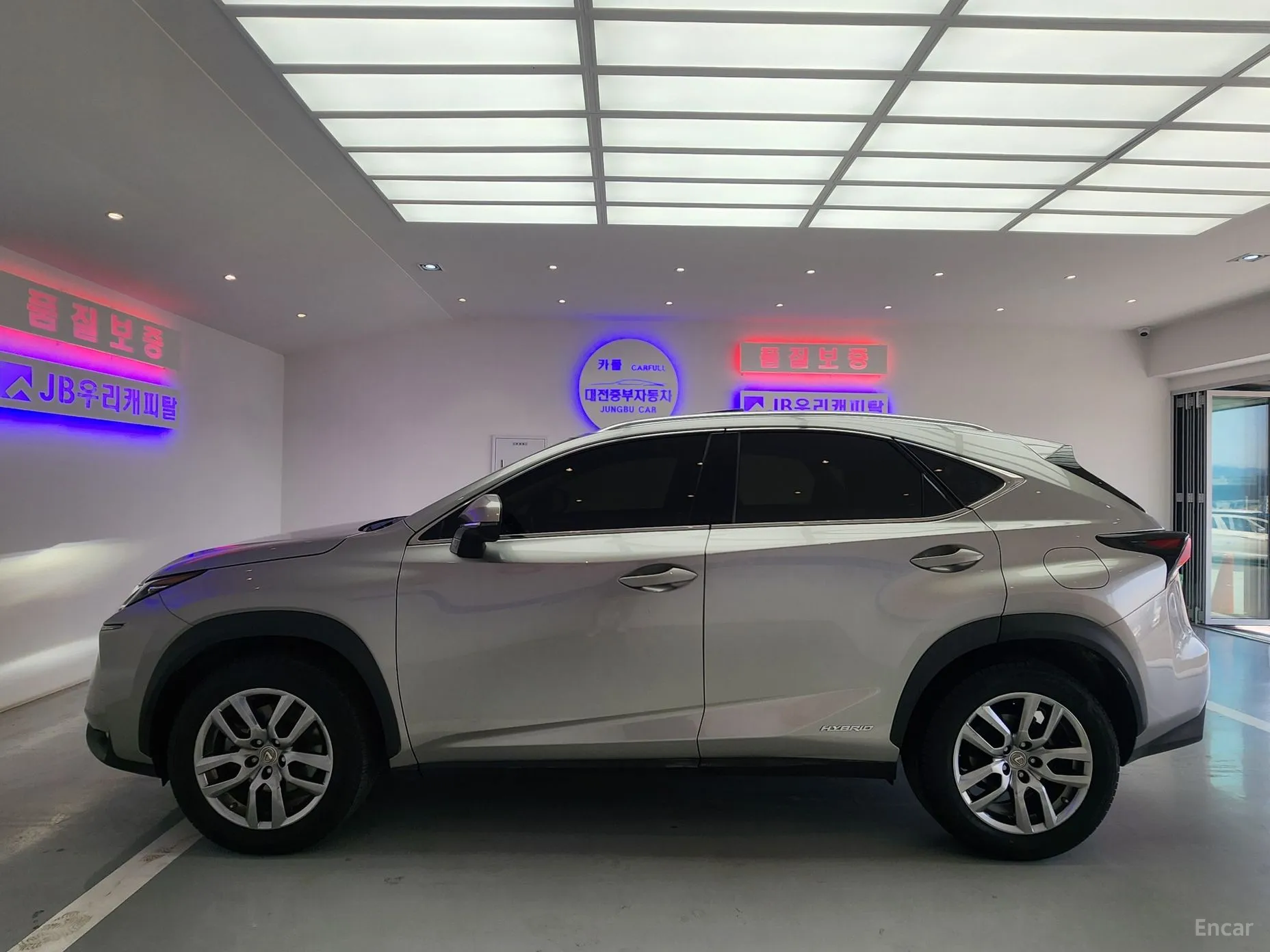 Lexus NX300h превью 12