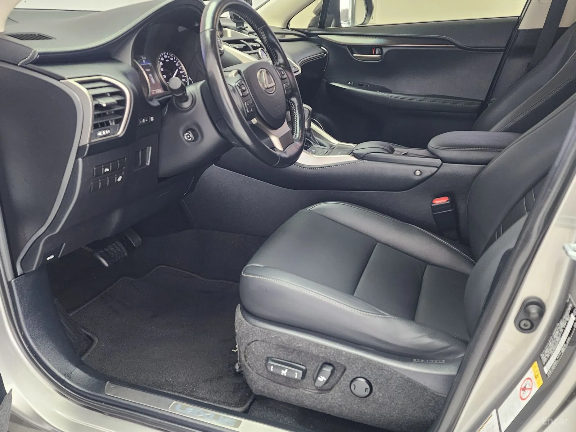 Lexus NX300h превью 17