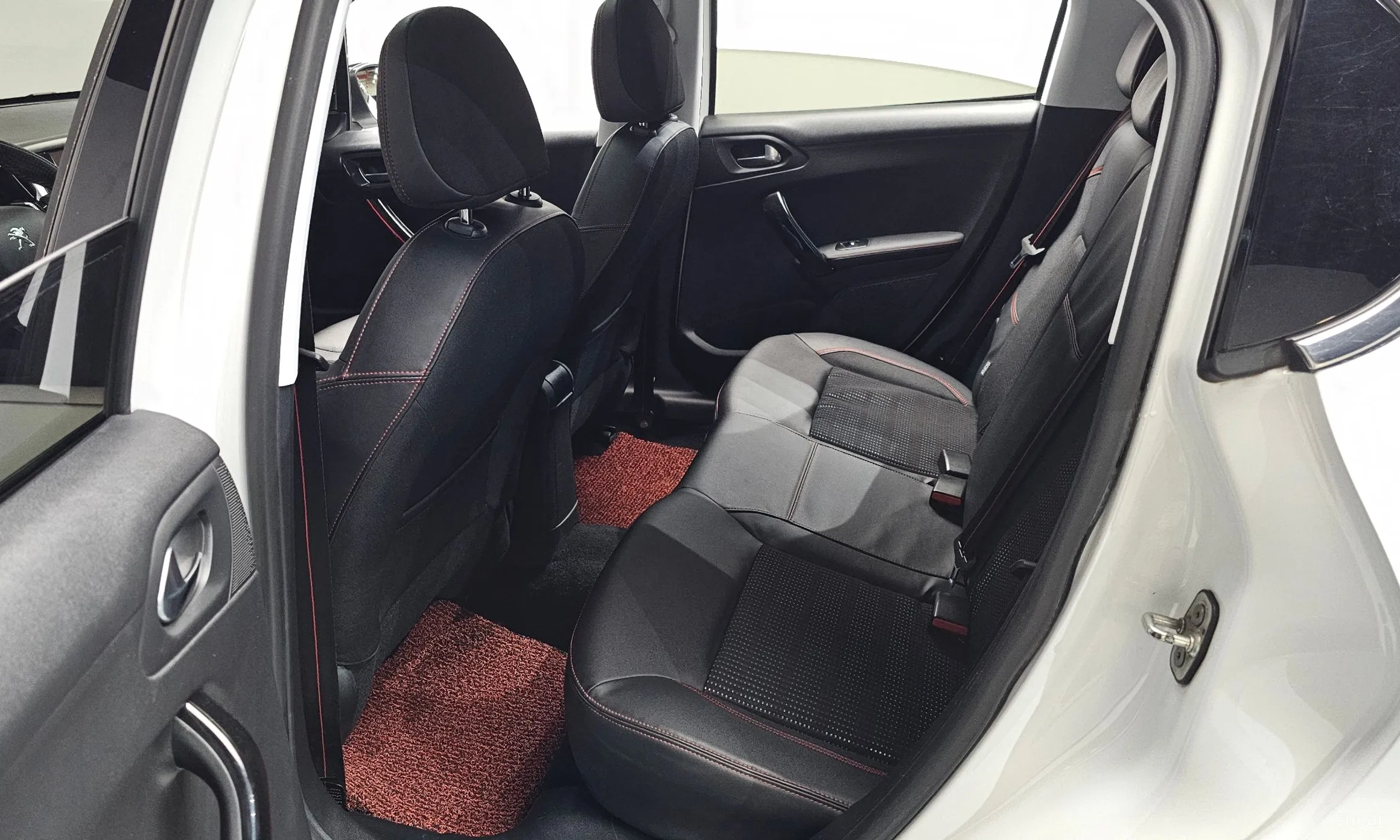 Peugeot 208 превью 12
