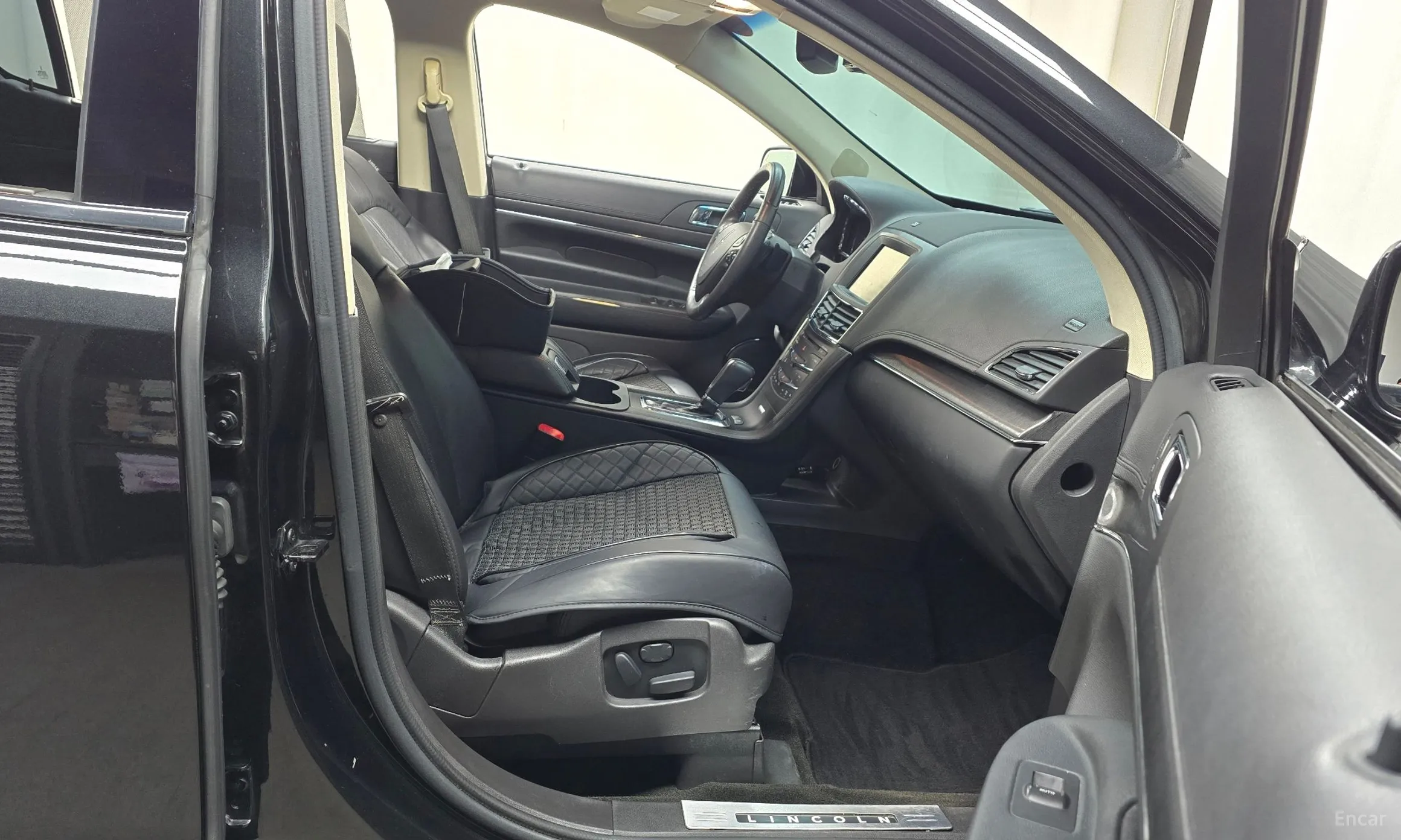 Lincoln MKT превью 11