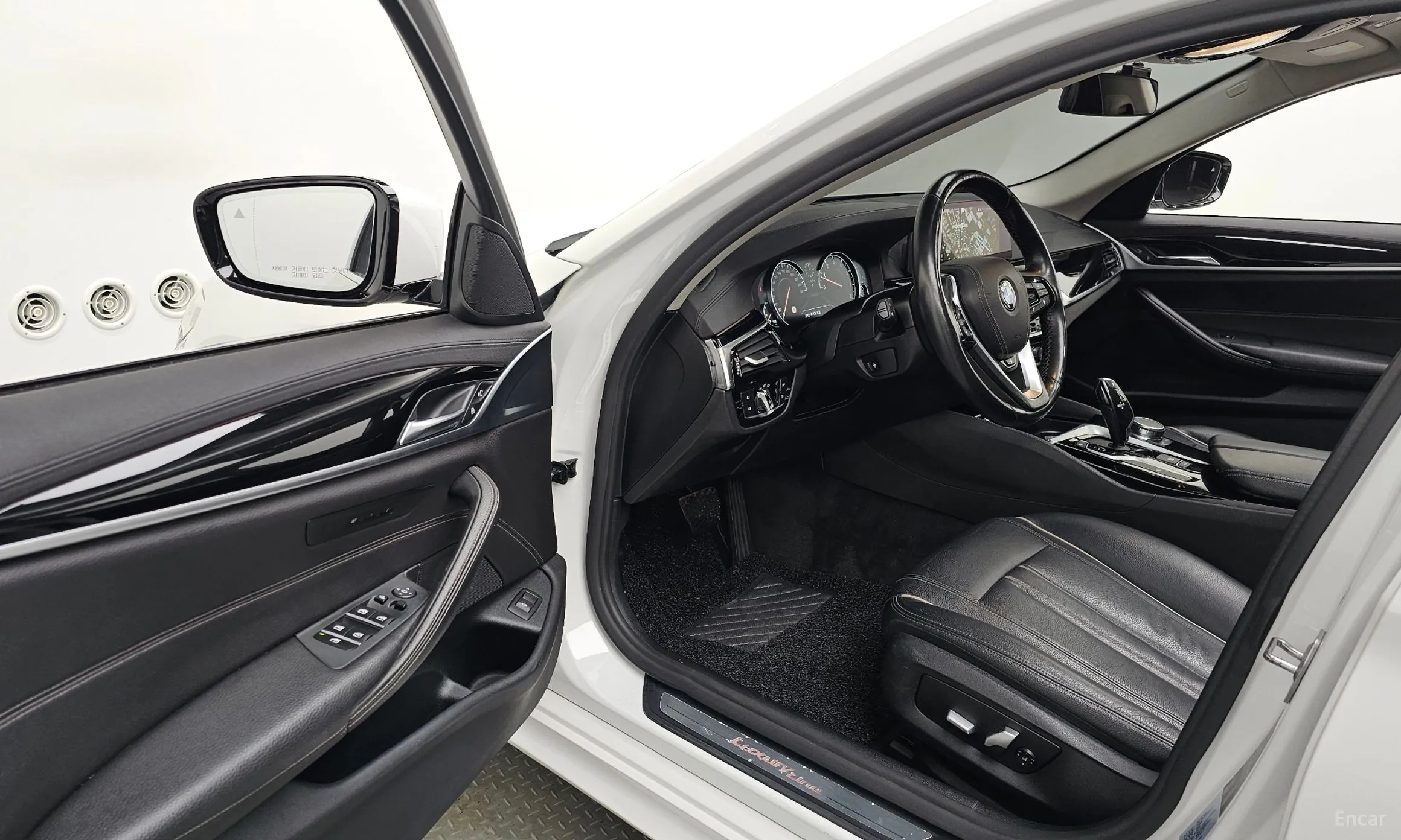 BMW 5 Series (G30) превью 10