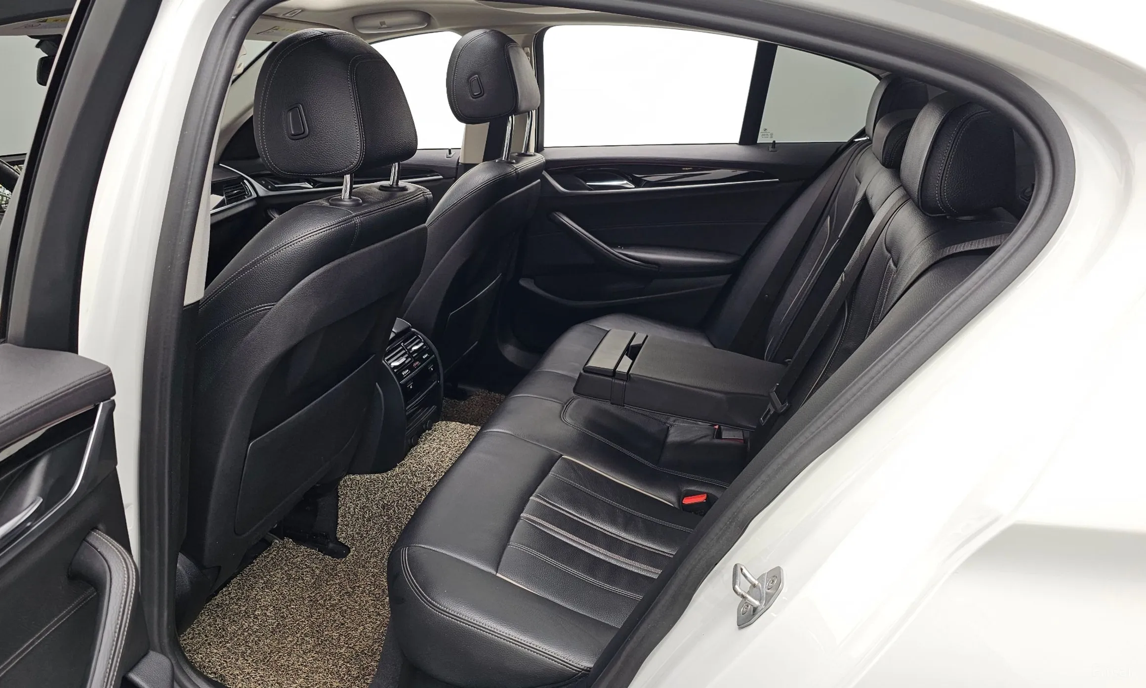 BMW 5 Series (G30) превью 12
