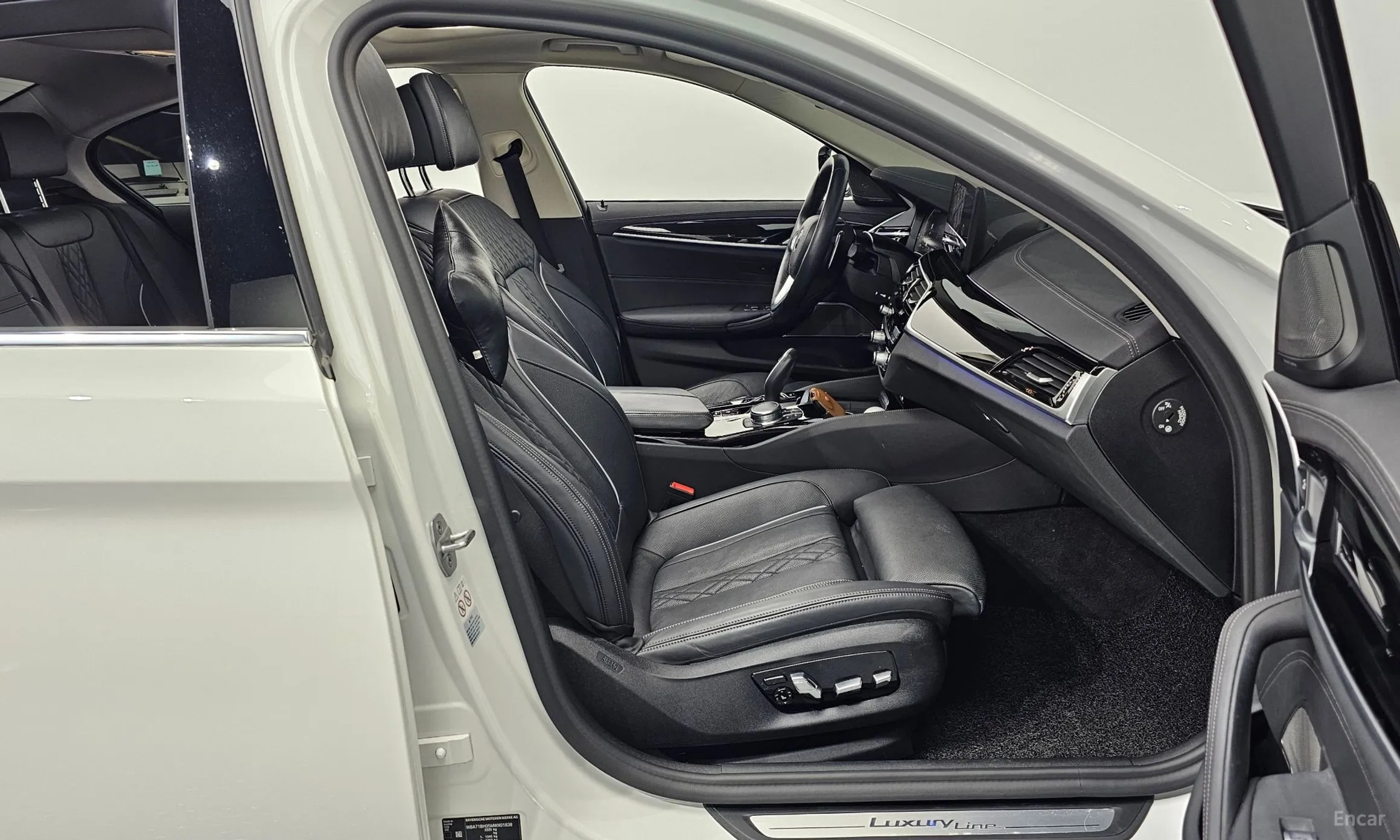BMW 5 Series (G30) превью 10