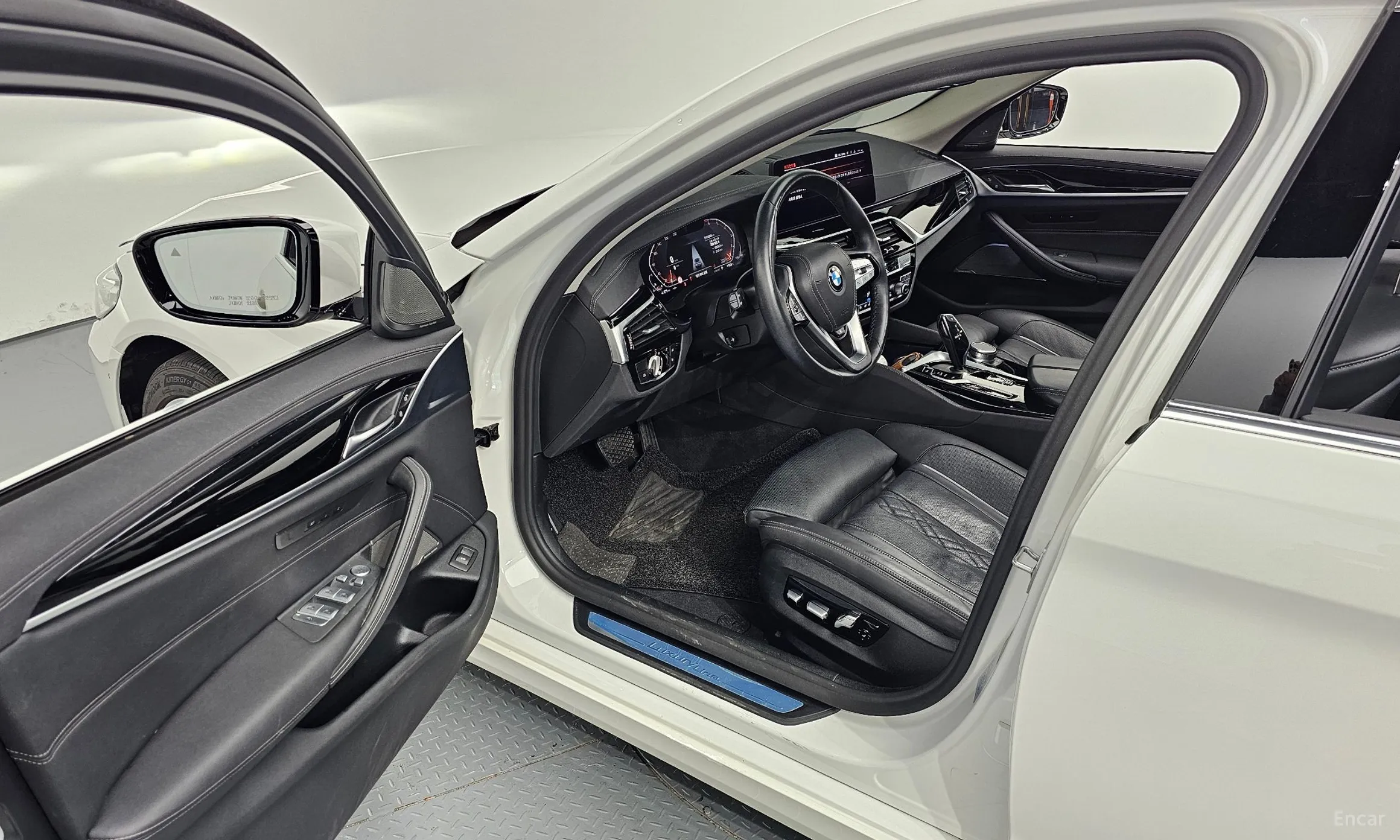 BMW 5 Series (G30) превью 11