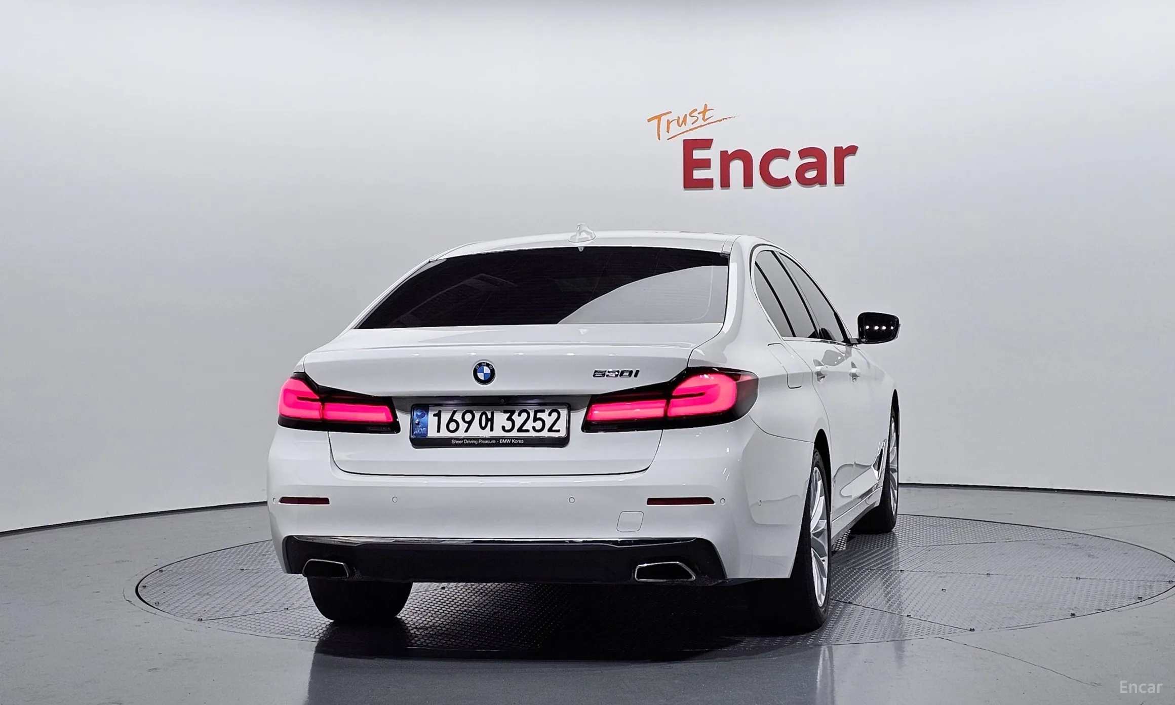 BMW 5 Series (G30) превью 4
