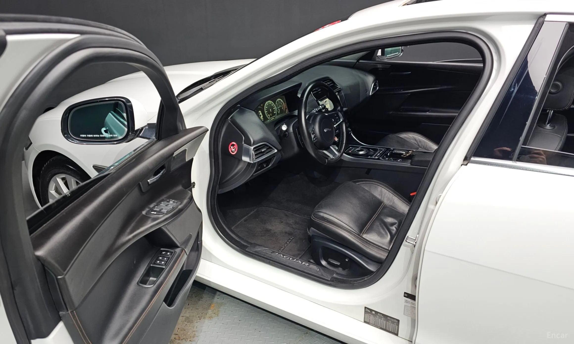 Jaguar XE превью 10