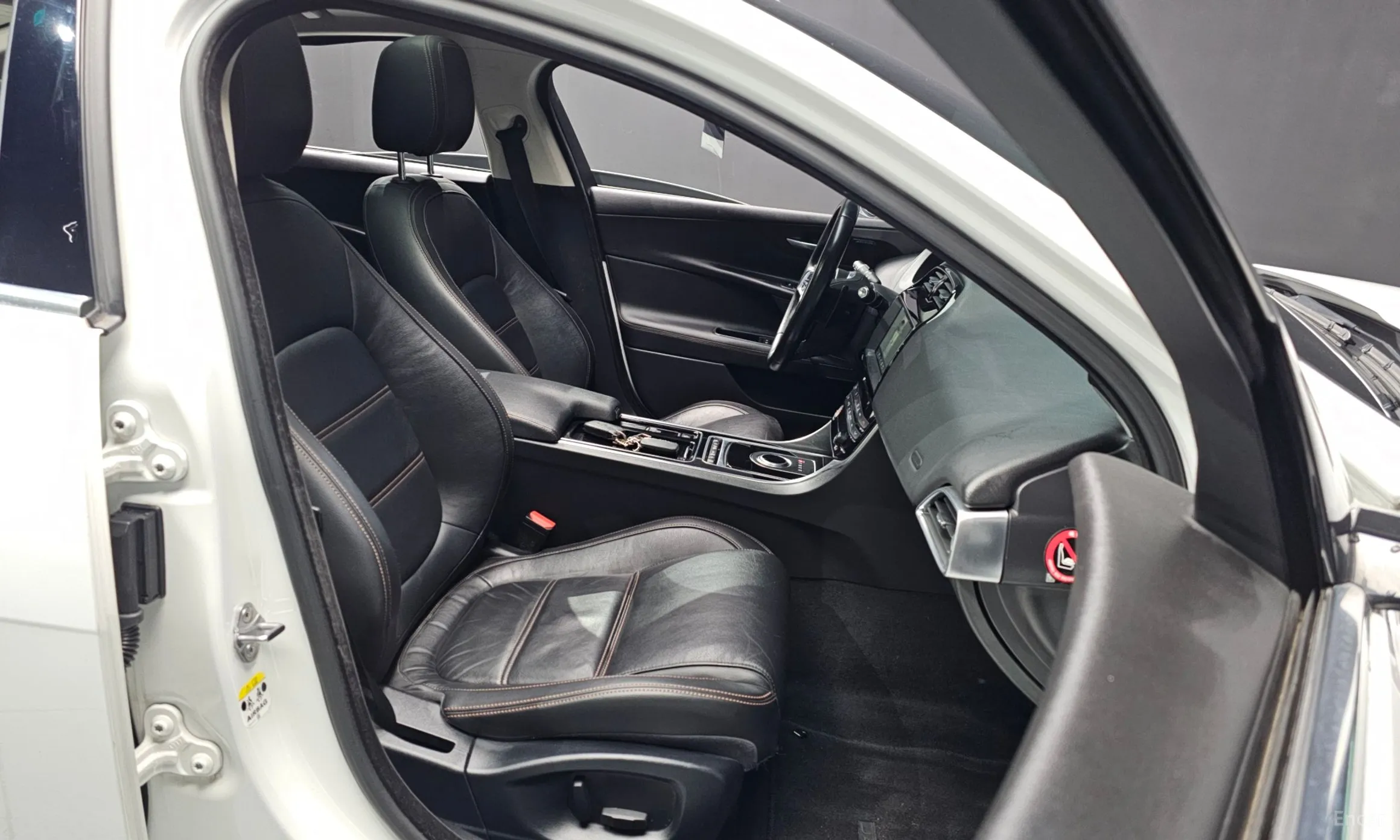 Jaguar XE превью 11