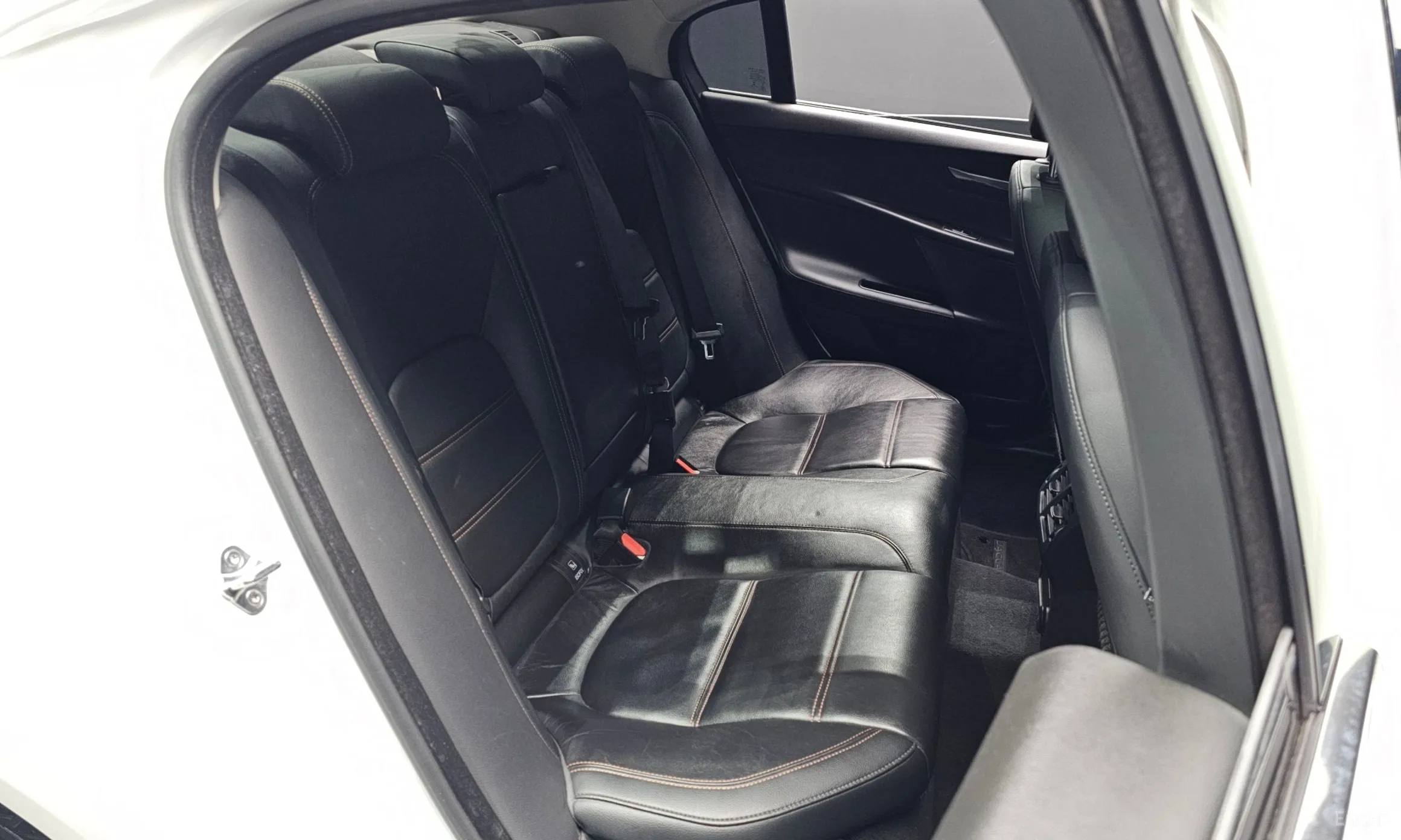 Jaguar XE превью 12