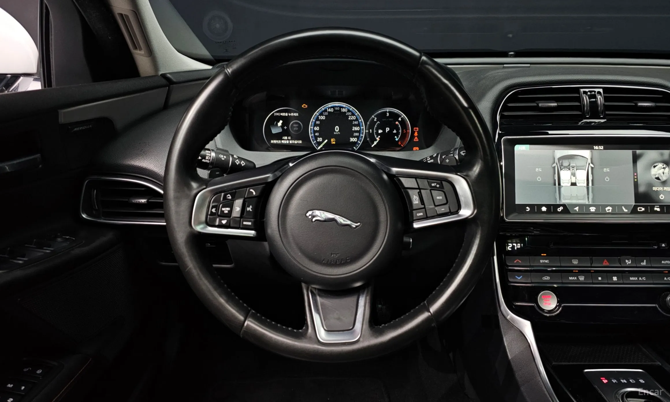 Jaguar XE превью 14