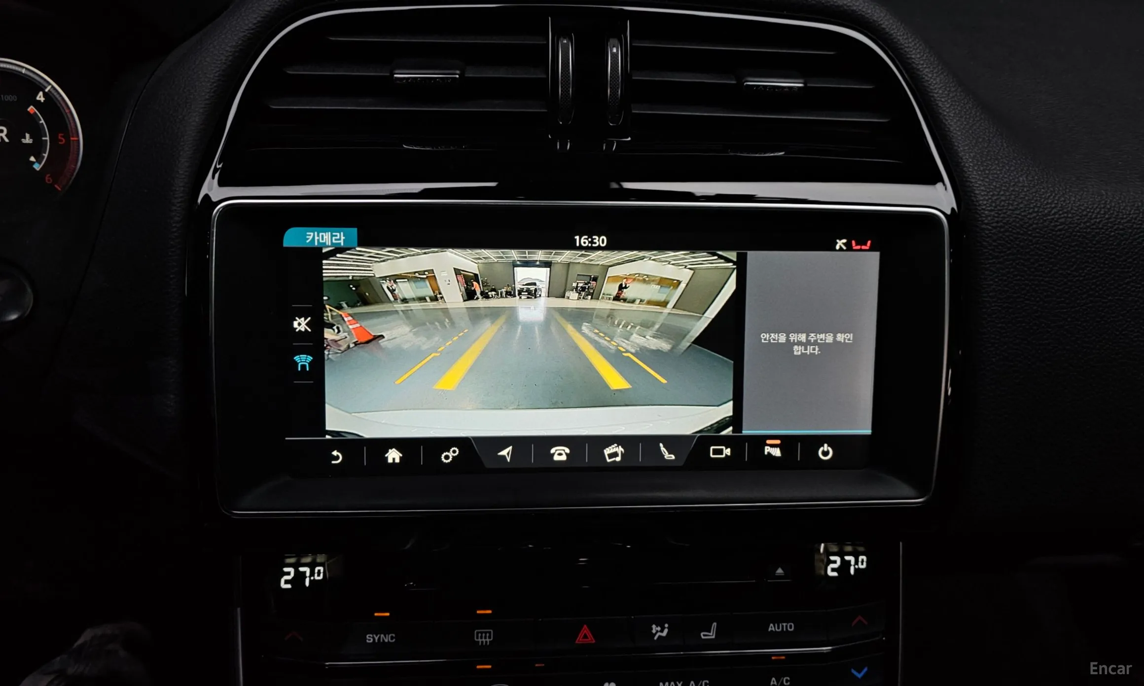 Jaguar XE превью 16