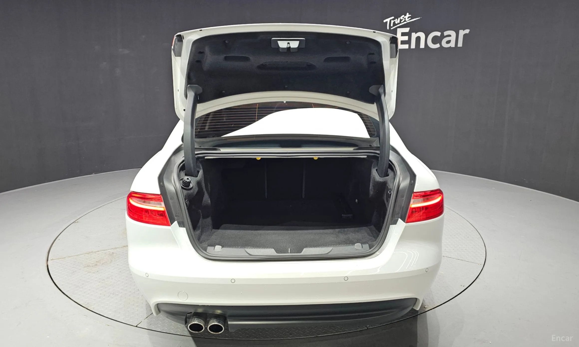 Jaguar XE превью 20