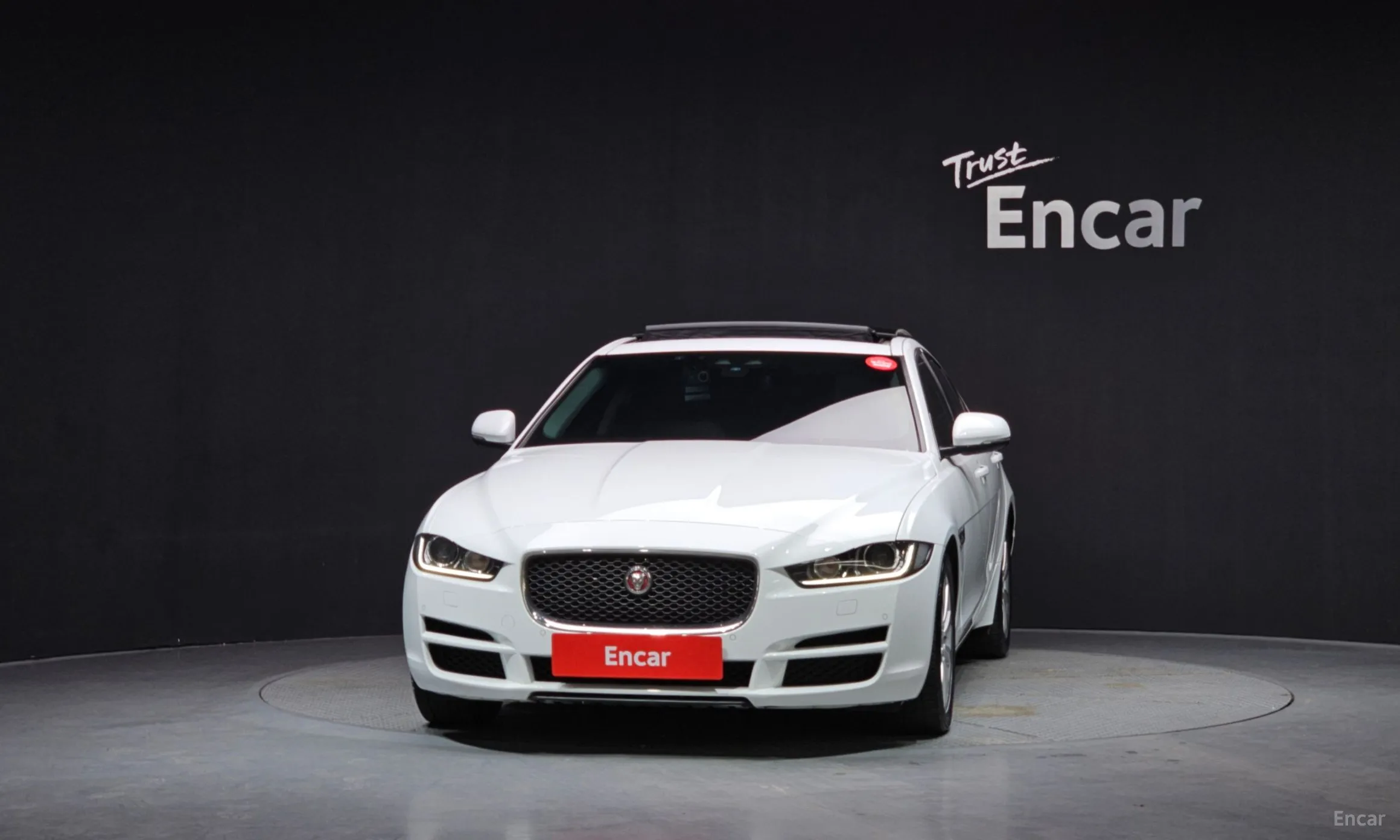 Jaguar XE превью 3