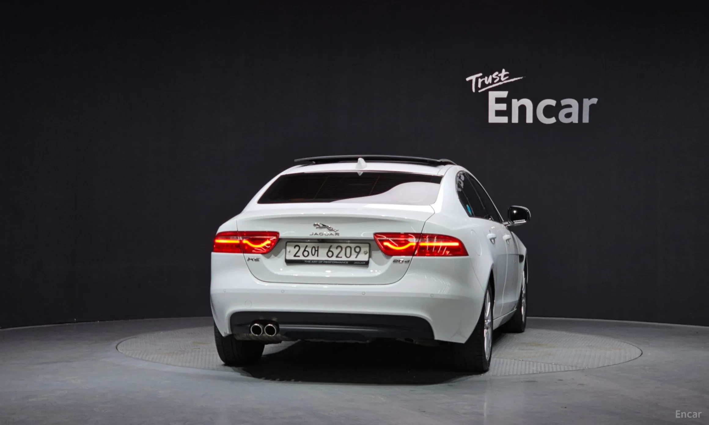Jaguar XE превью 4
