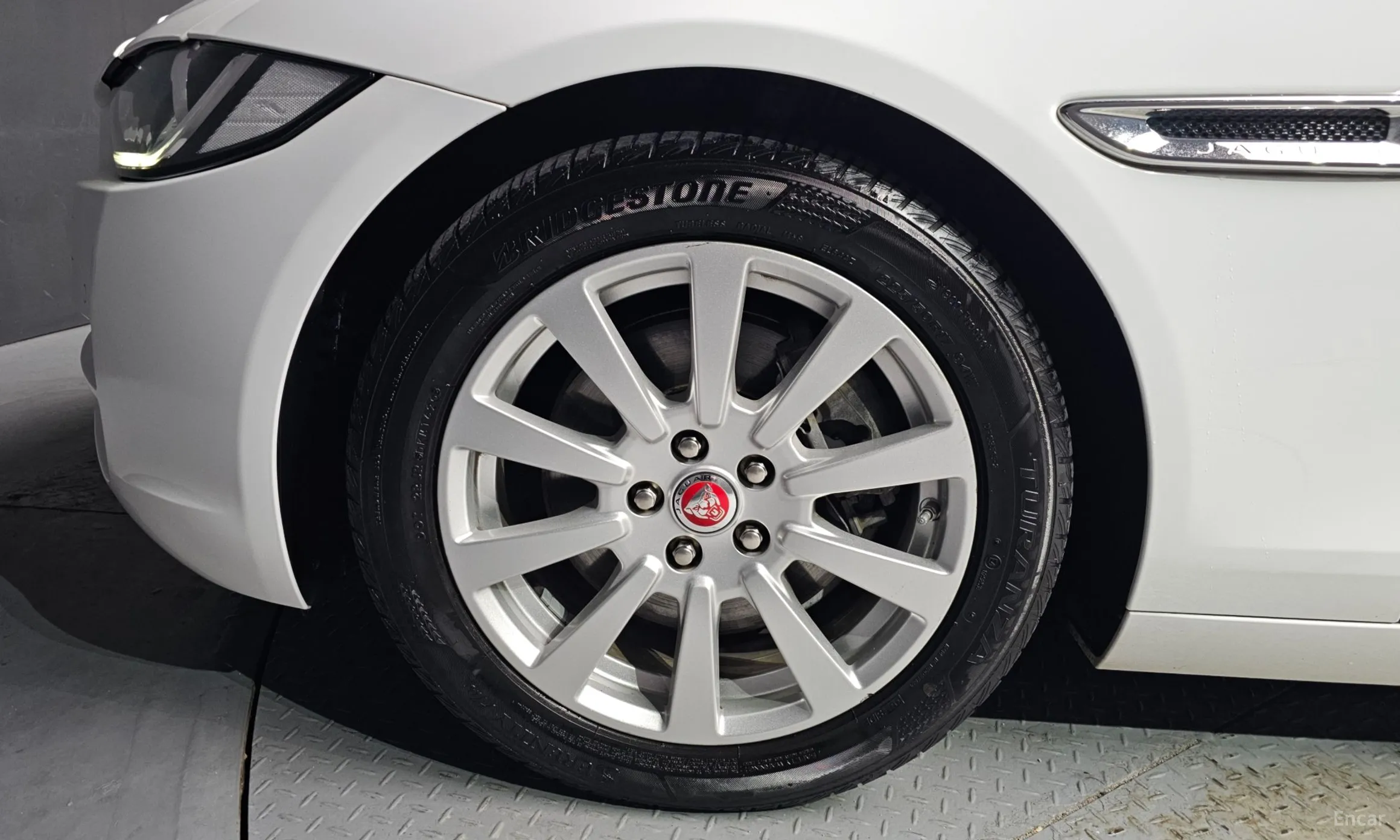 Jaguar XE превью 5