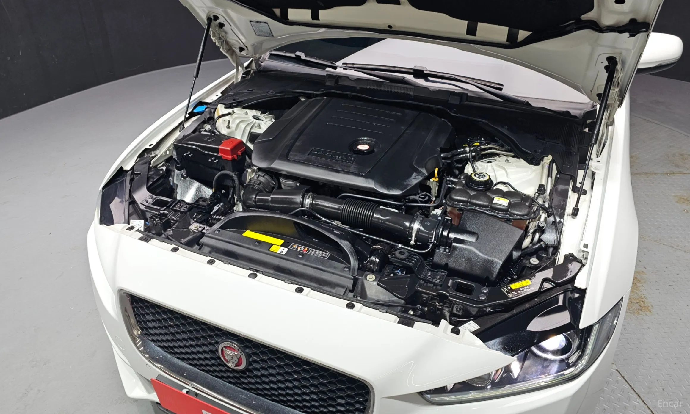 Jaguar XE превью 6