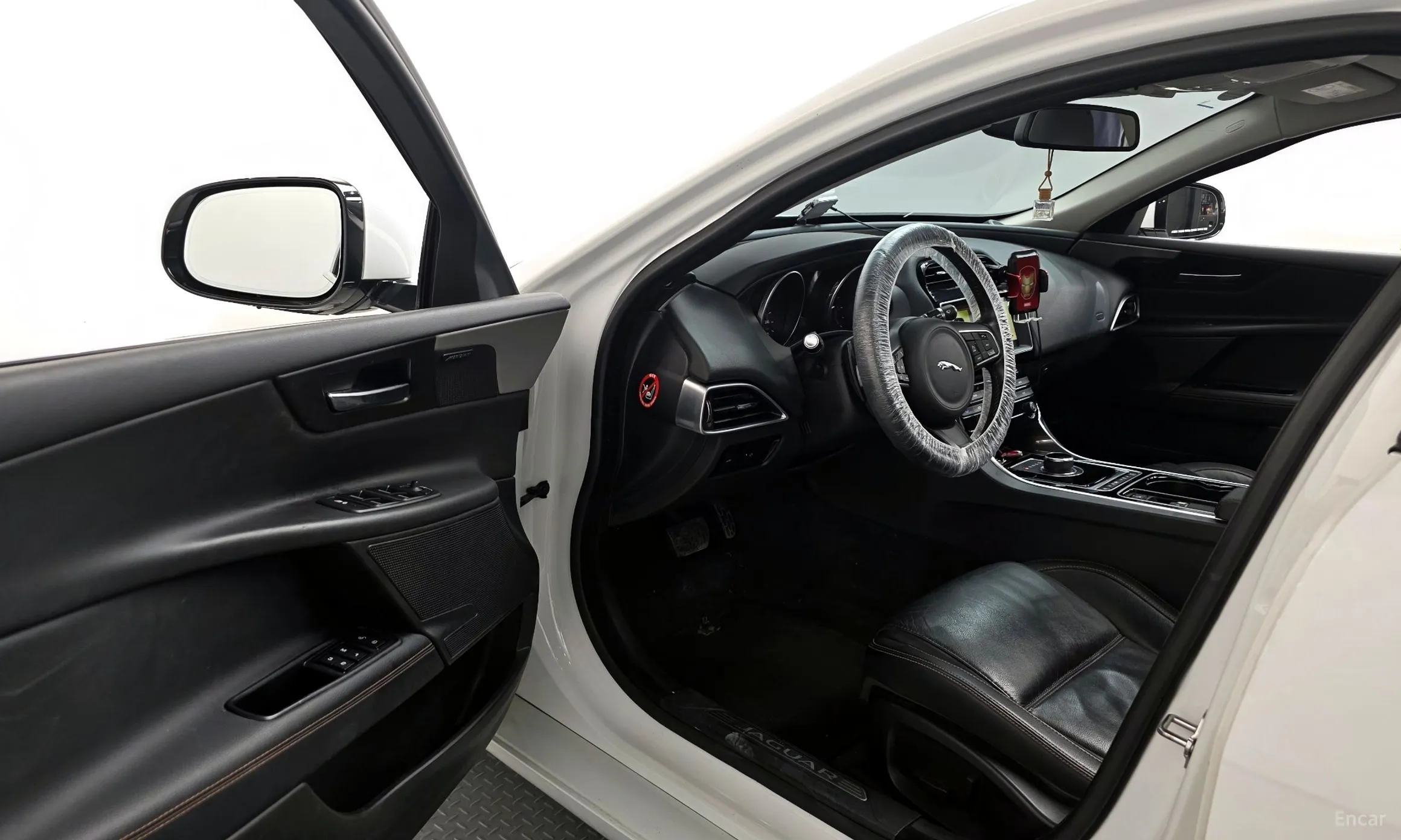 Jaguar XE превью 10