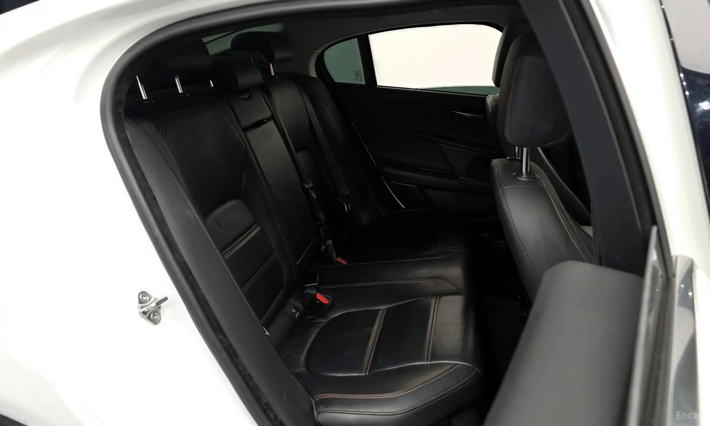 Jaguar XE превью 12