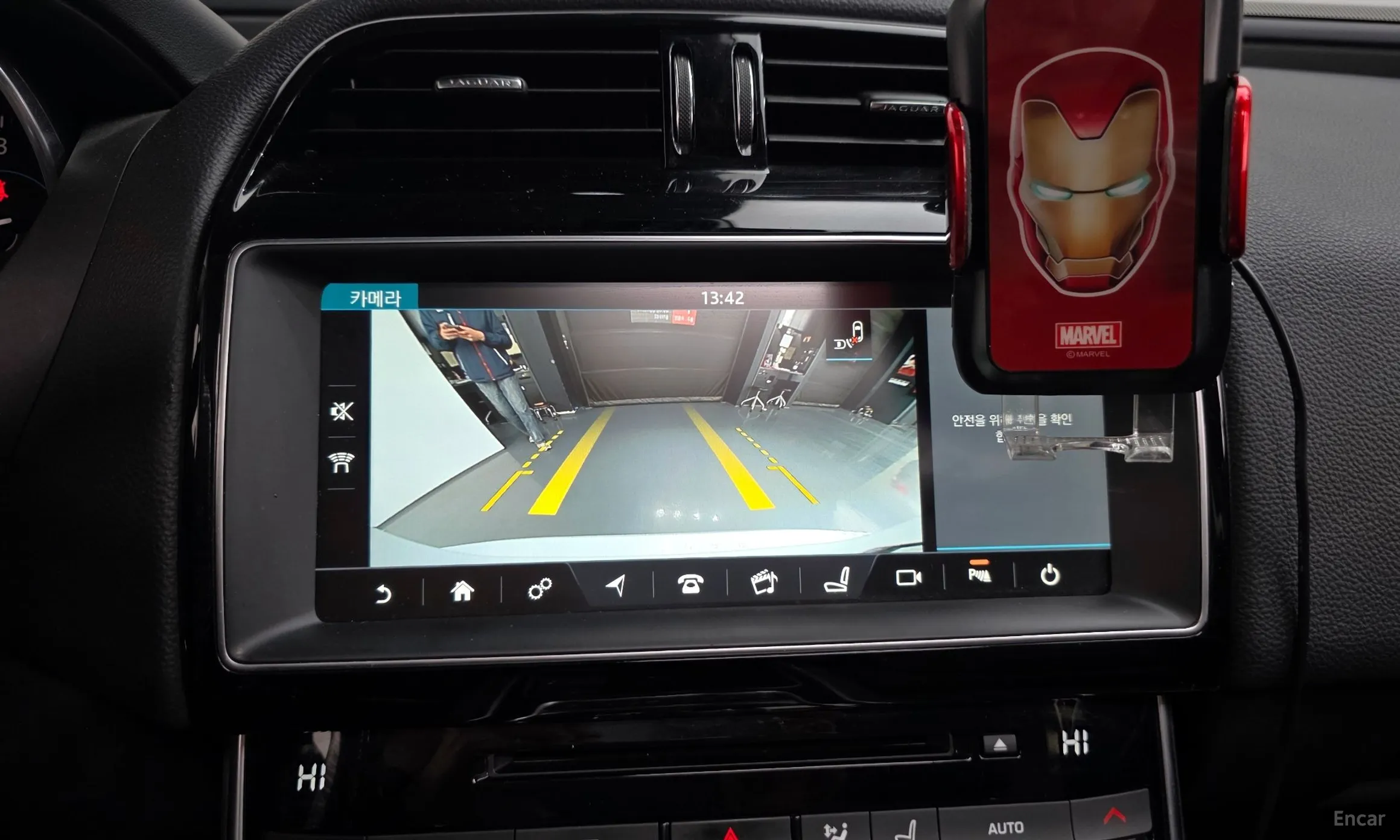 Jaguar XE превью 16