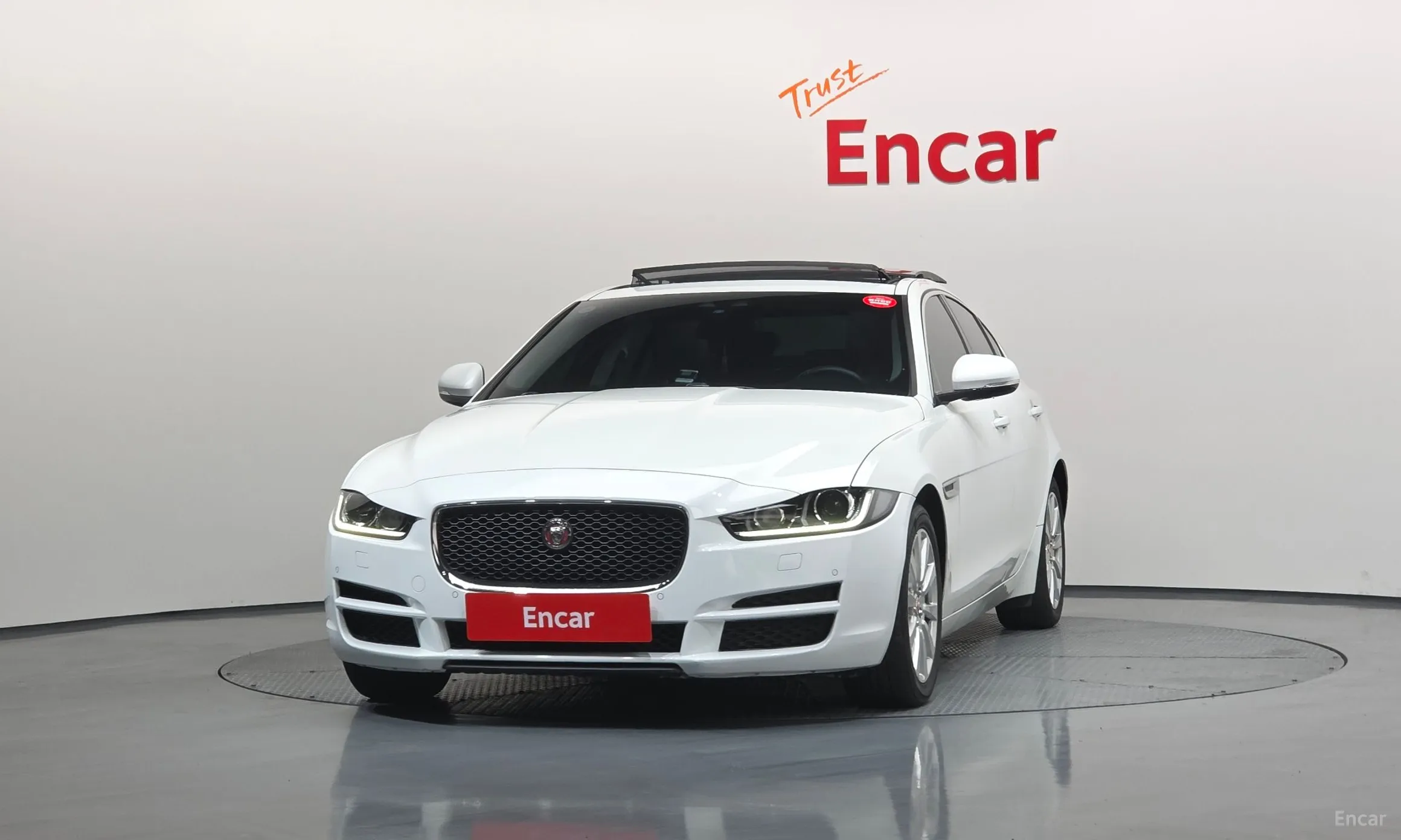 Jaguar XE превью 3