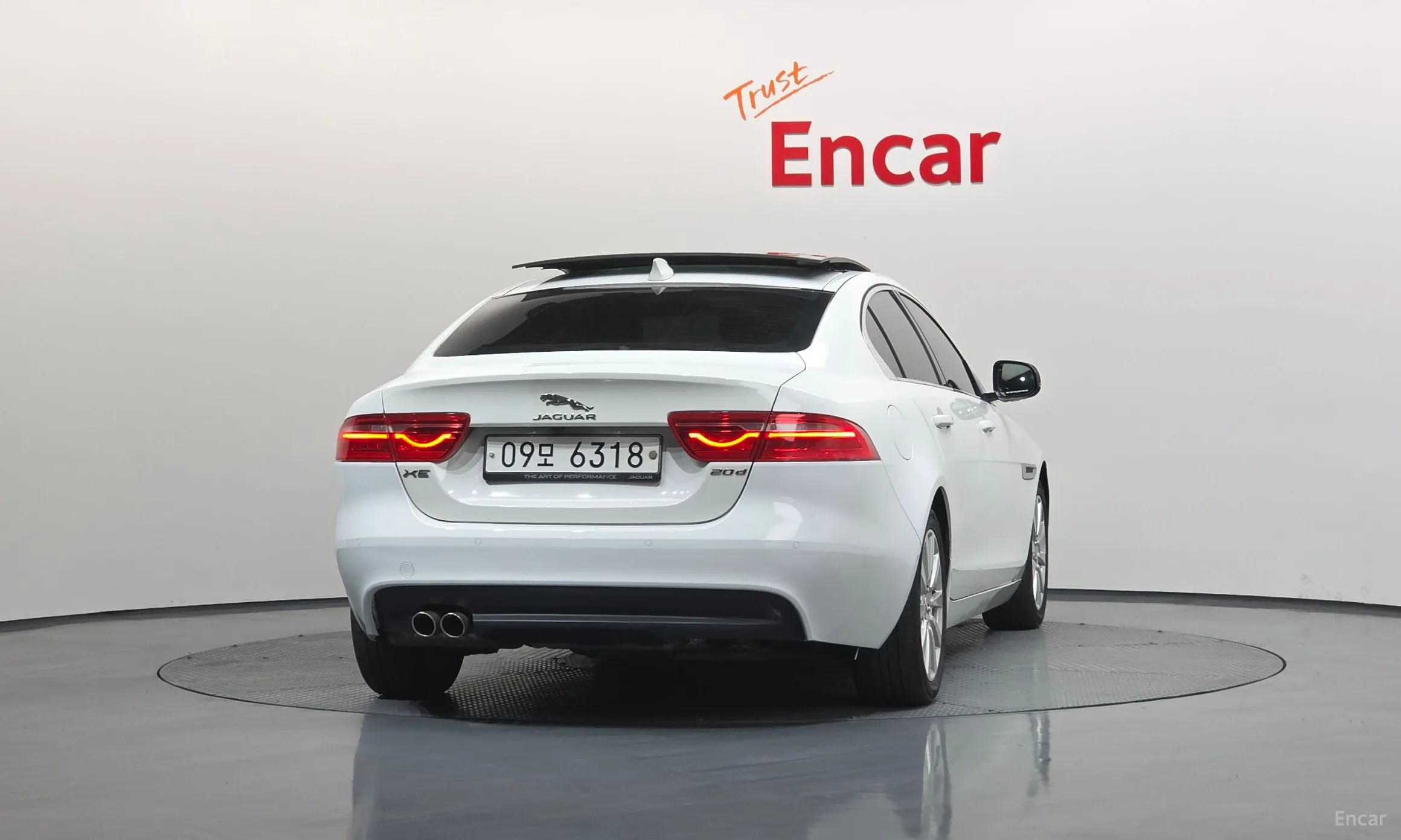 Jaguar XE превью 4