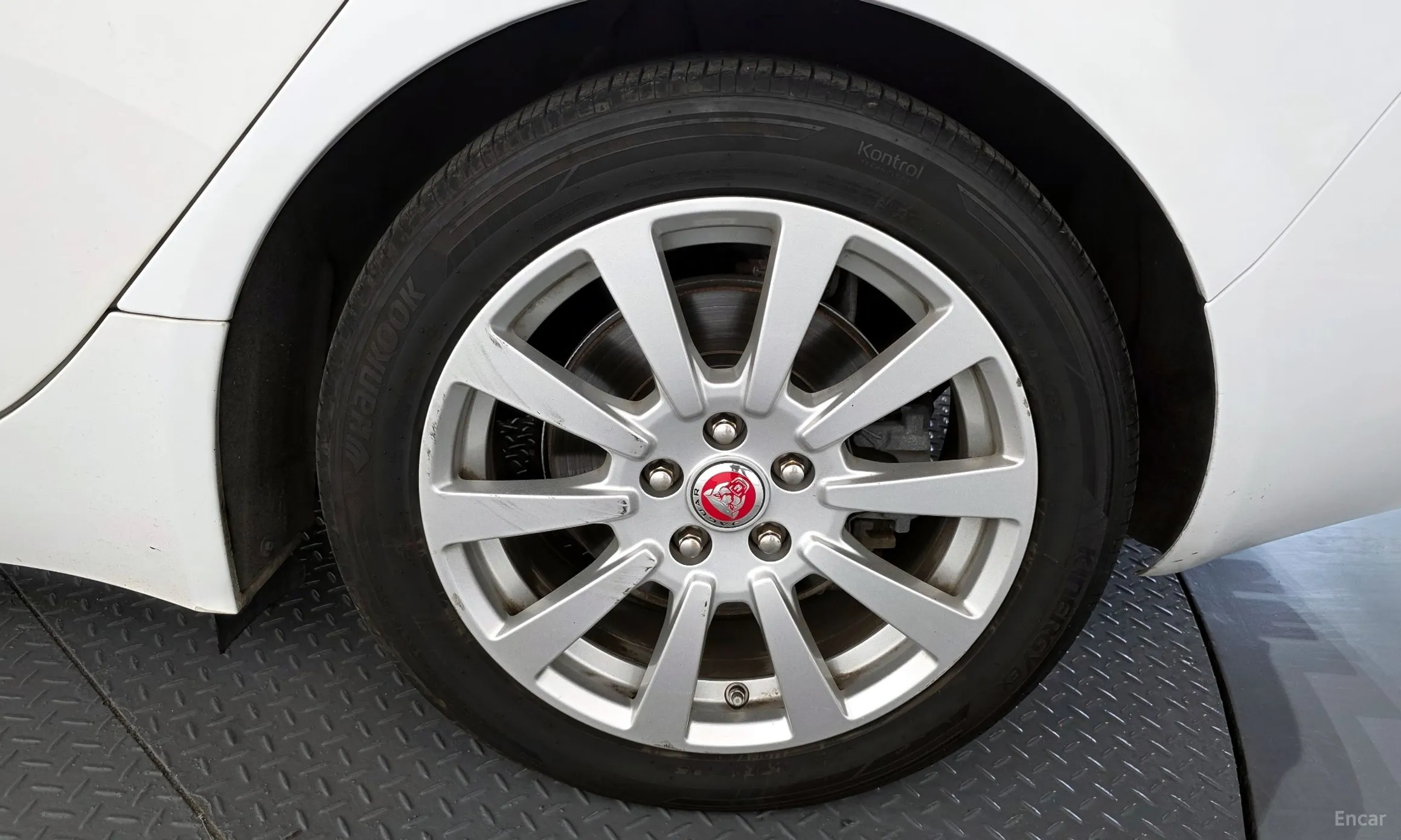 Jaguar XE превью 5