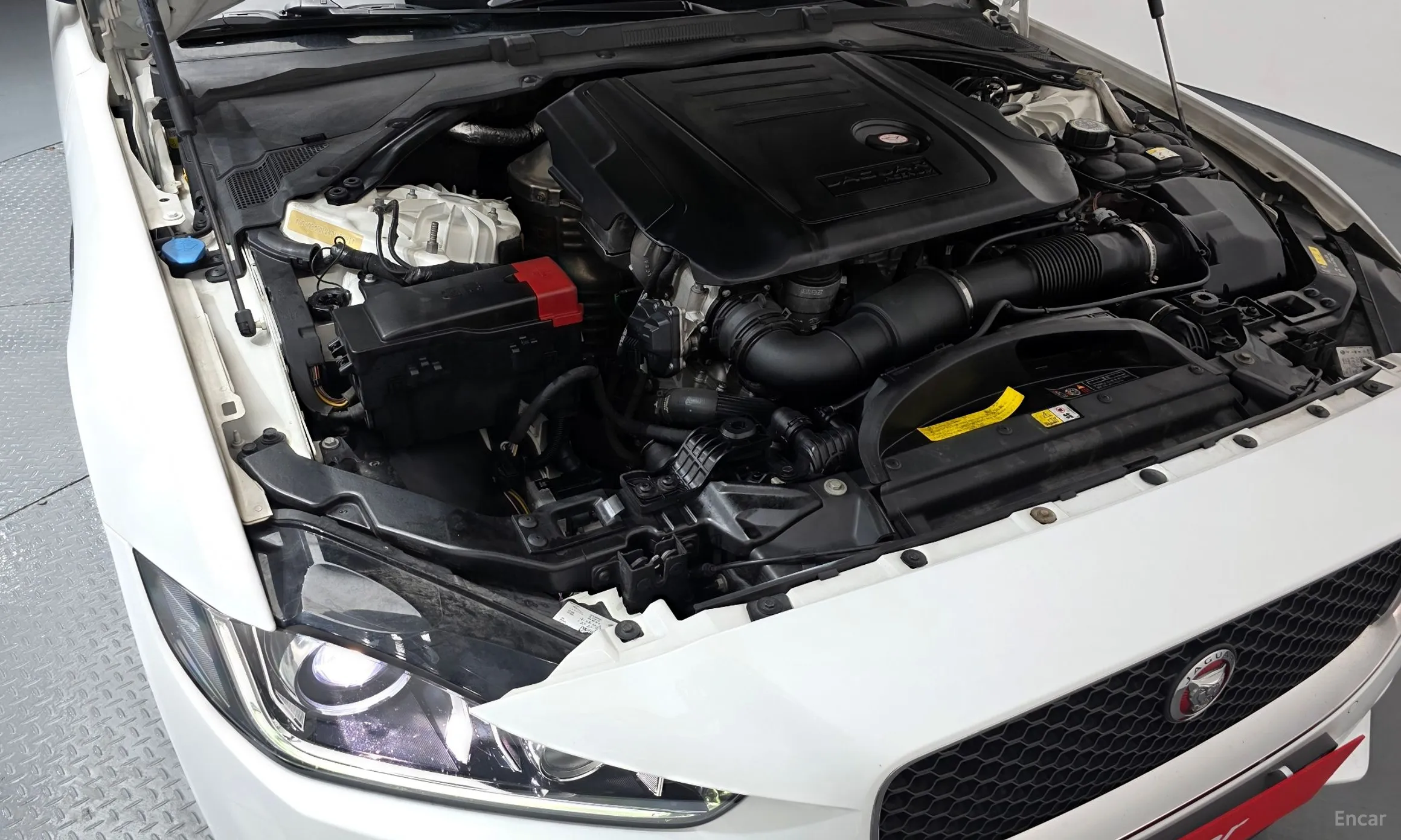 Jaguar XE превью 6