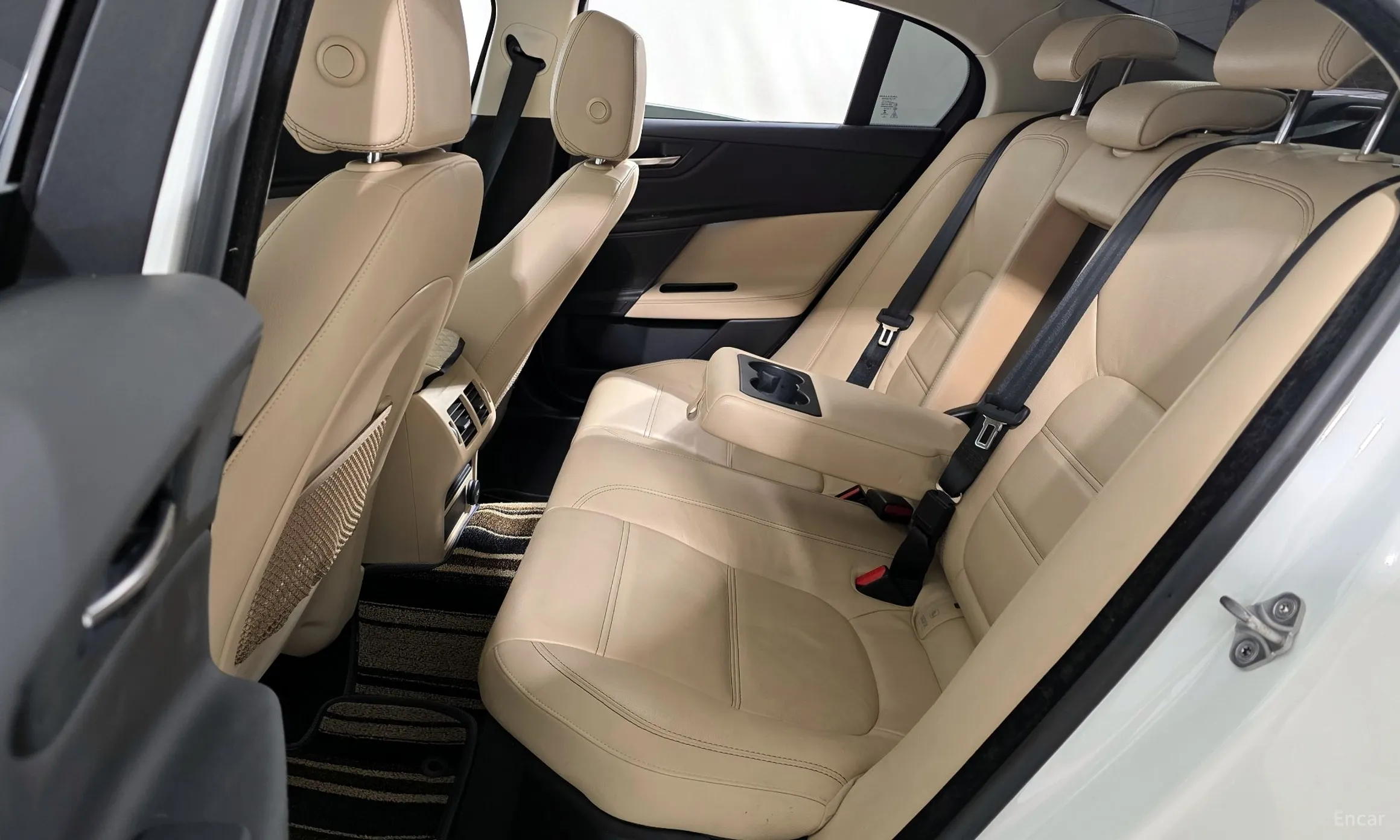 Jaguar XE превью 12
