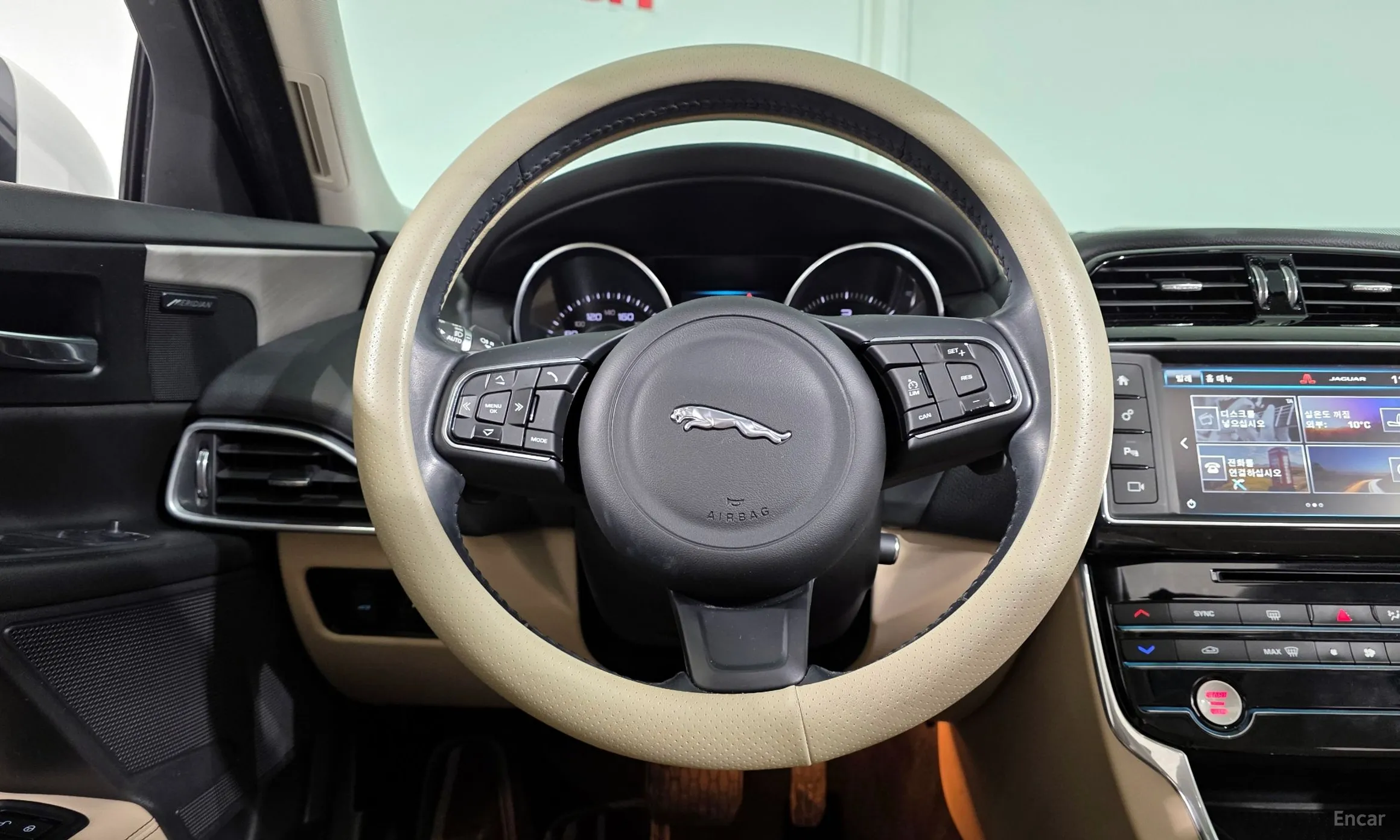 Jaguar XE превью 13