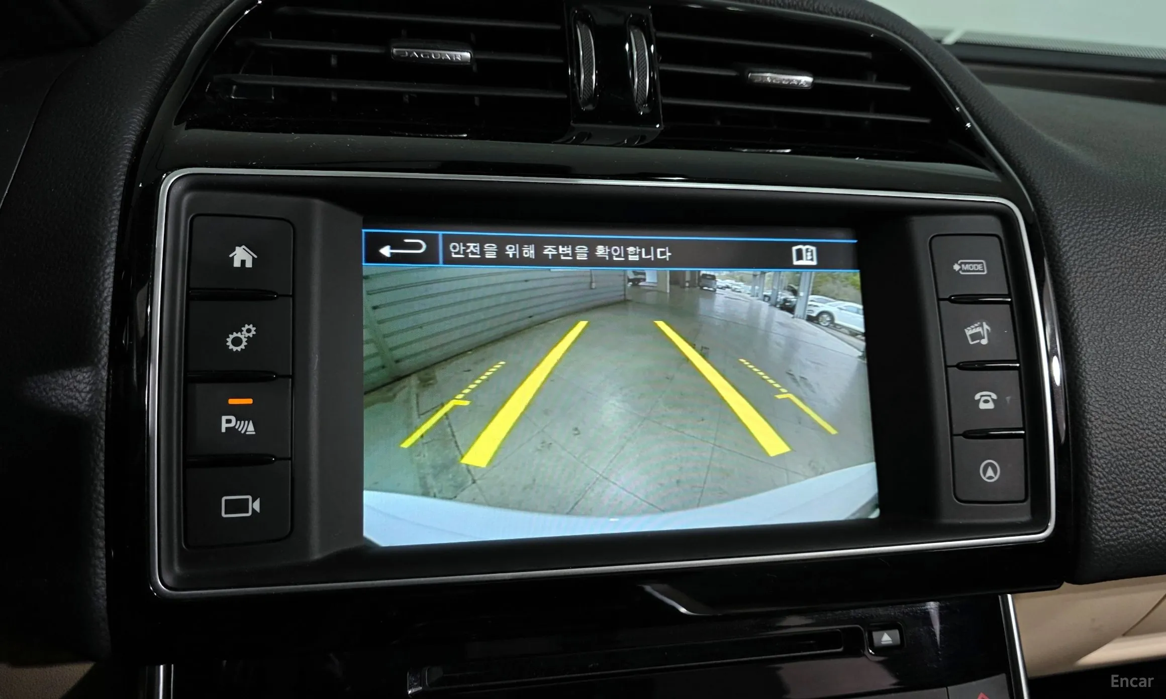Jaguar XE превью 15