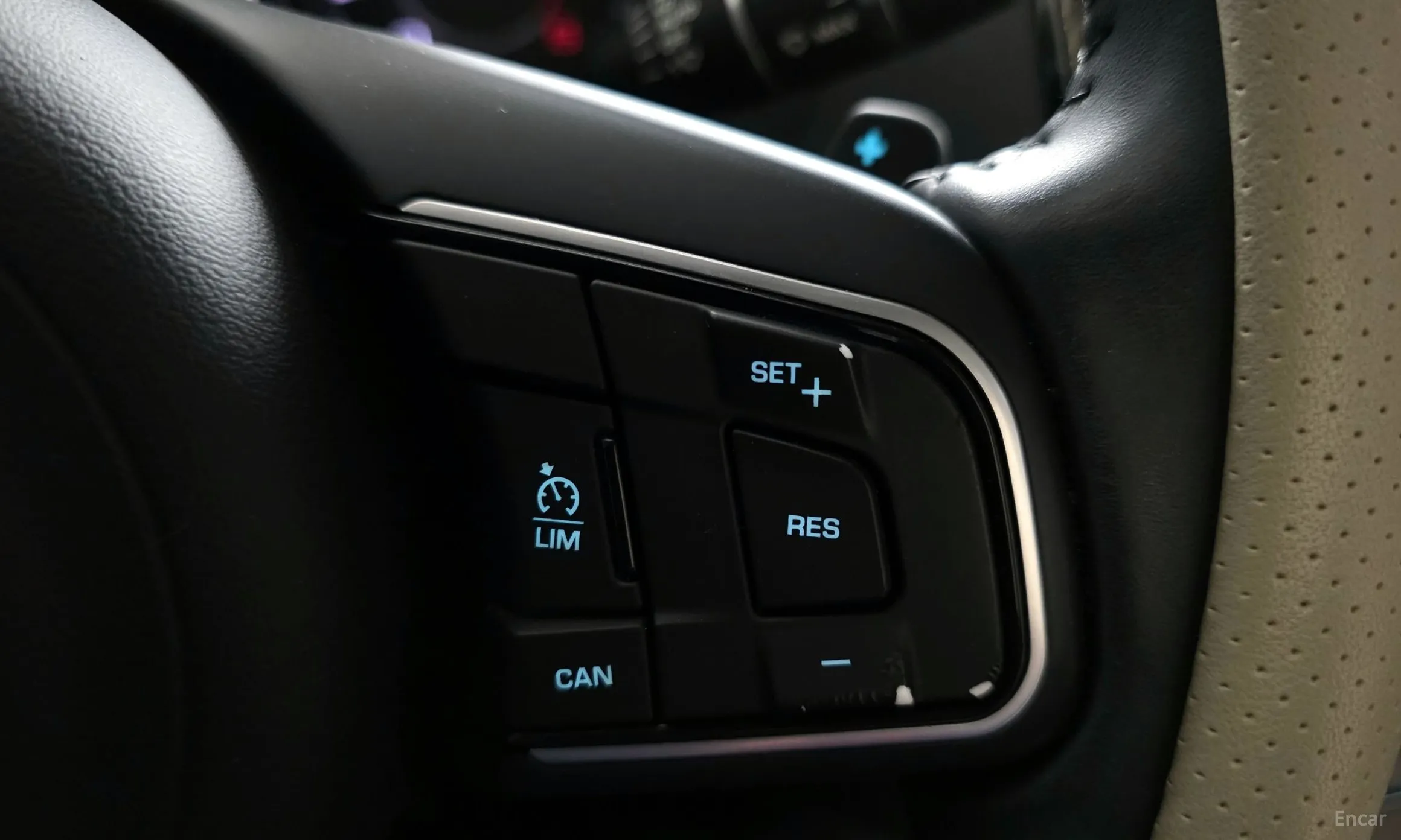Jaguar XE превью 17