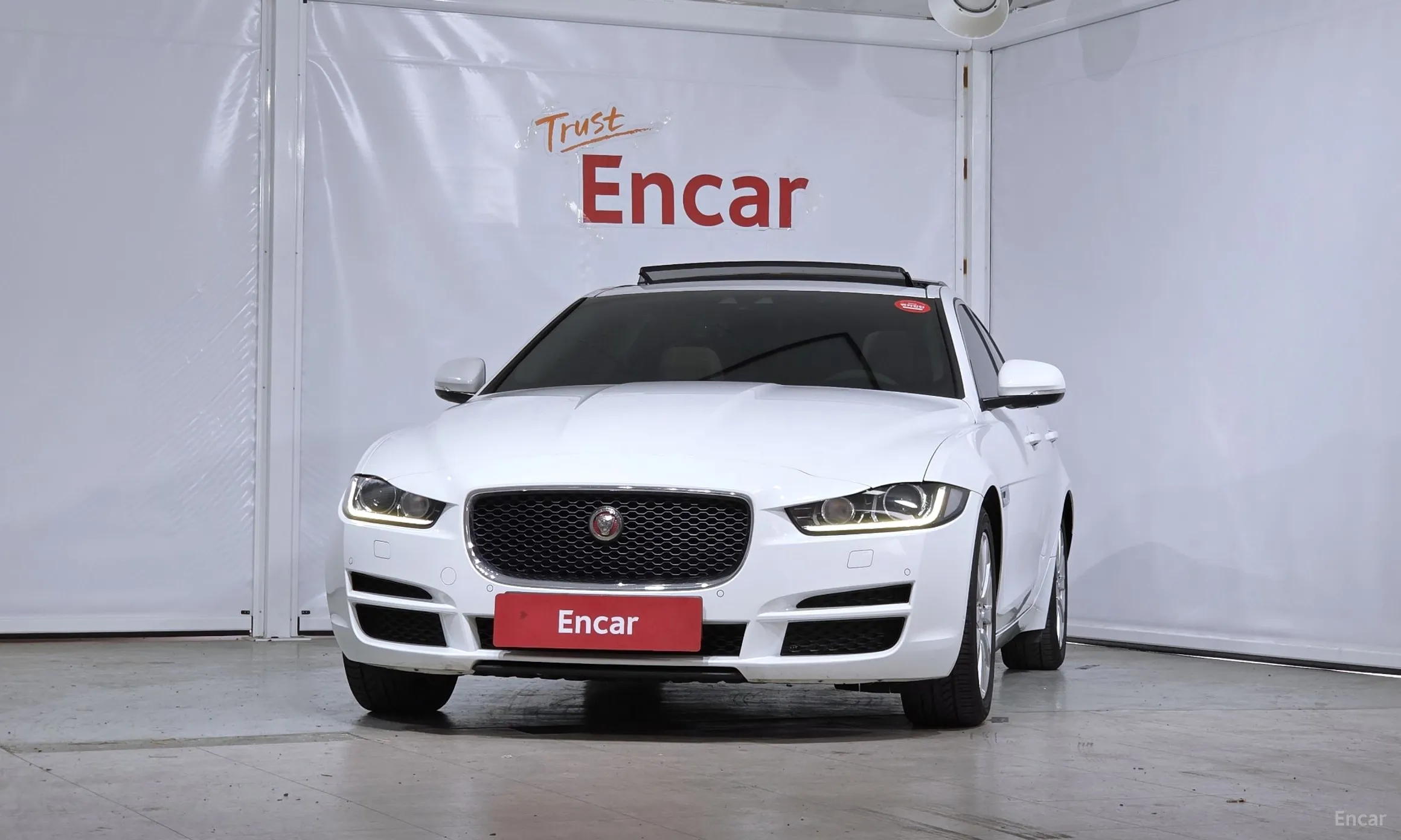 Jaguar XE превью 3