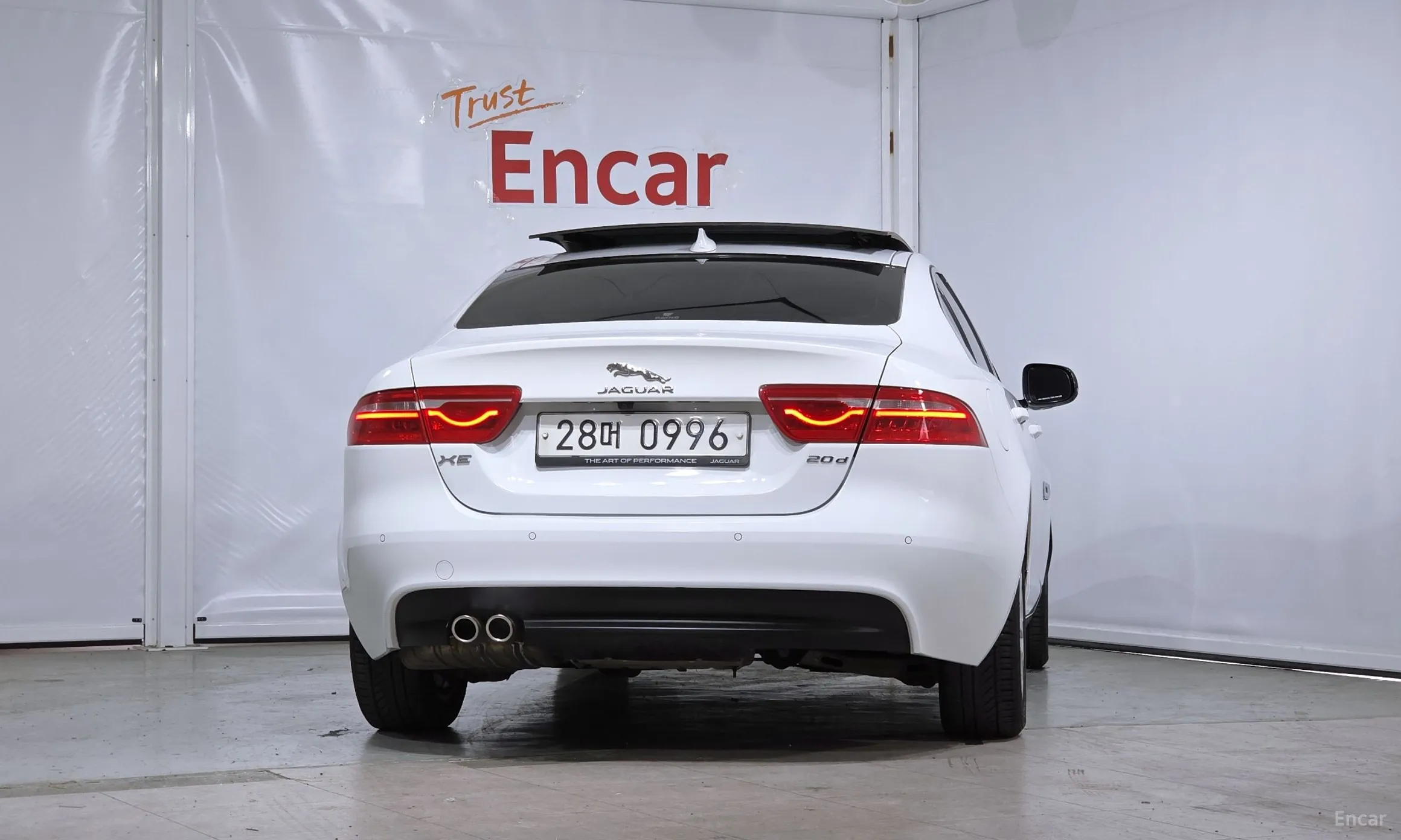 Jaguar XE превью 4